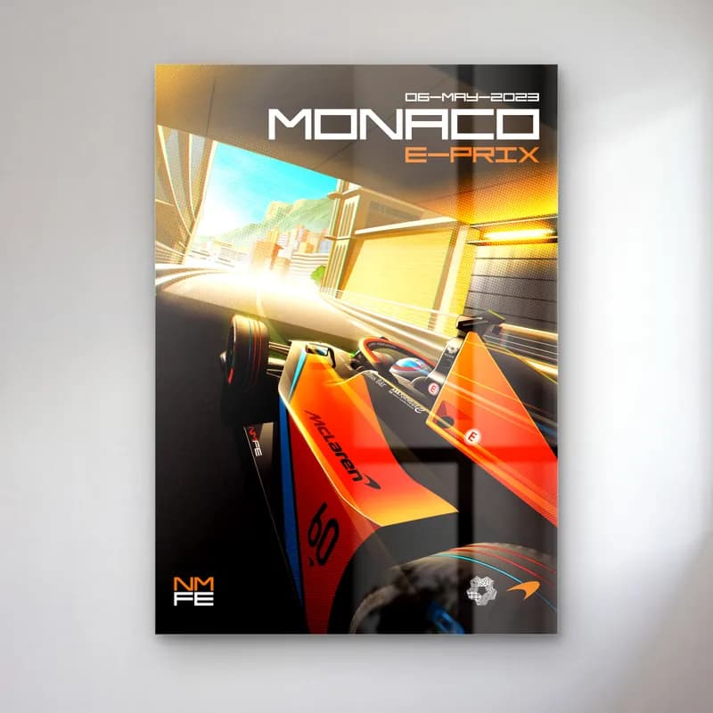 Monaco E-Prix Kokpit Posteri cam tablo — Sıcak ışıklar altında Monaco sokağında hız yapan turuncu siyah yarış aracı