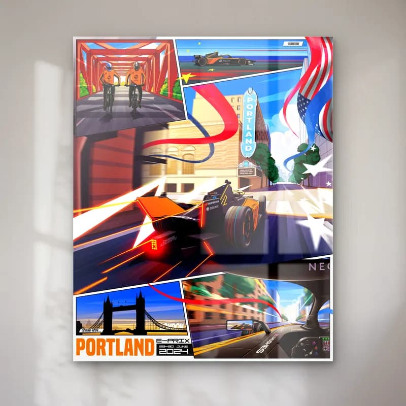 Portland E-Prix Kolaj Posteri cam tablo — Tower Bridge, ABD bayrağı ve turuncu yarış araçlarıyla çizgi roman kolajı