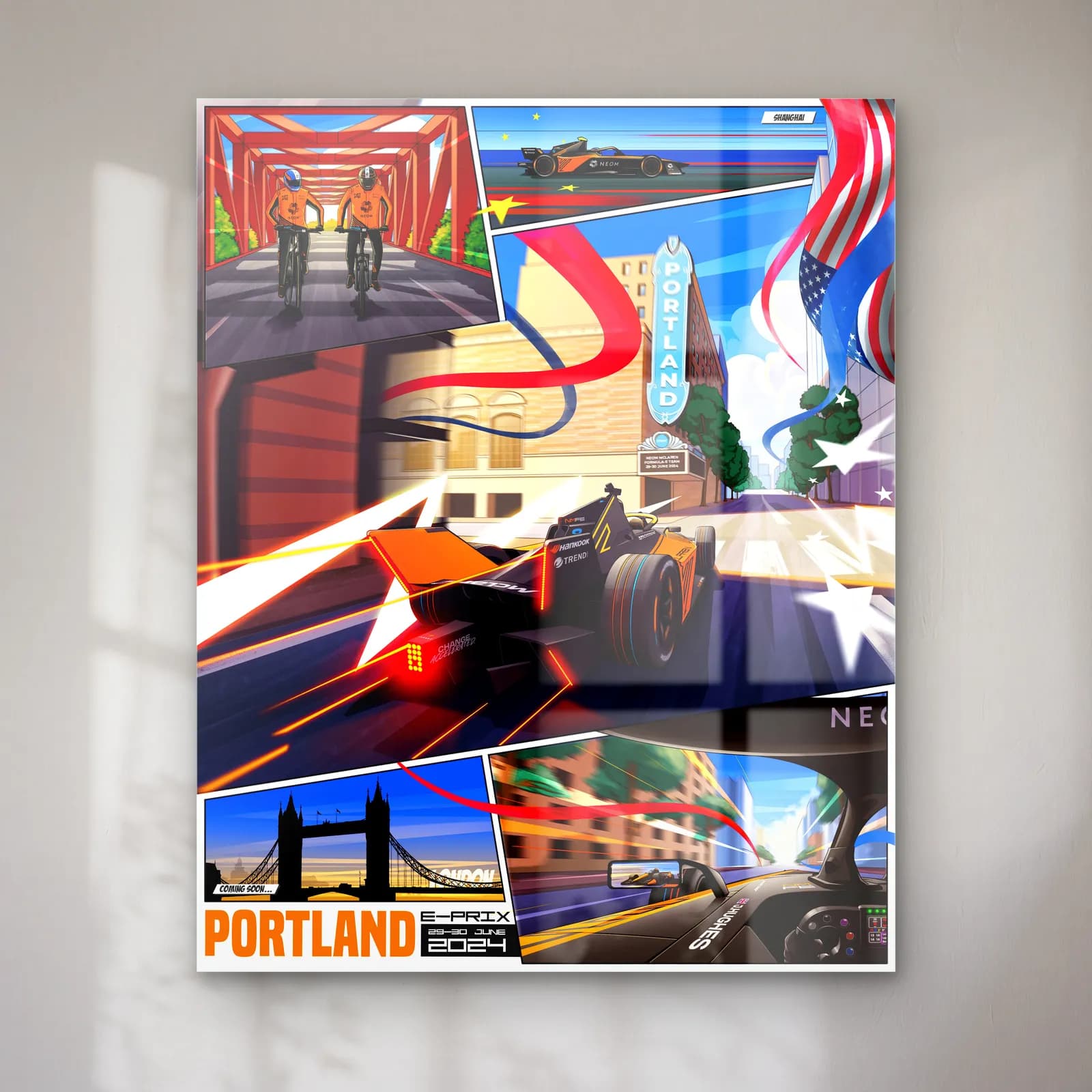 Portland E-Prix Kolaj Posteri cam tablo — Tower Bridge, ABD bayrağı ve turuncu yarış araçlarıyla çizgi roman kolajı
