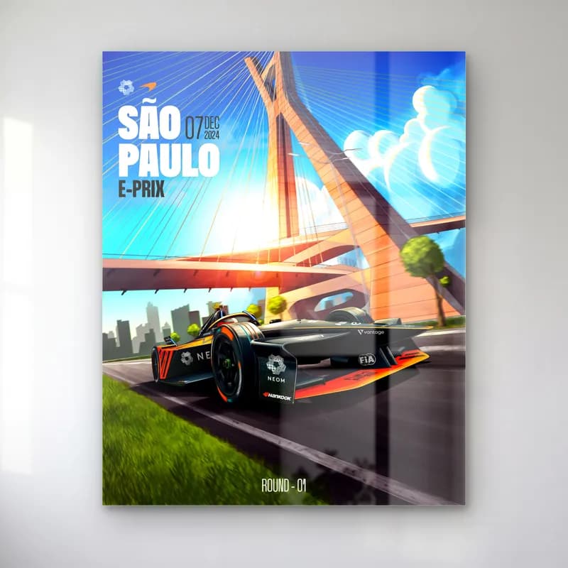 São Paulo E-Prix Köprü Posteri cam tablo — Asma köprü ve gökdelenler önünde pistte ilerleyen siyah yarış aracı