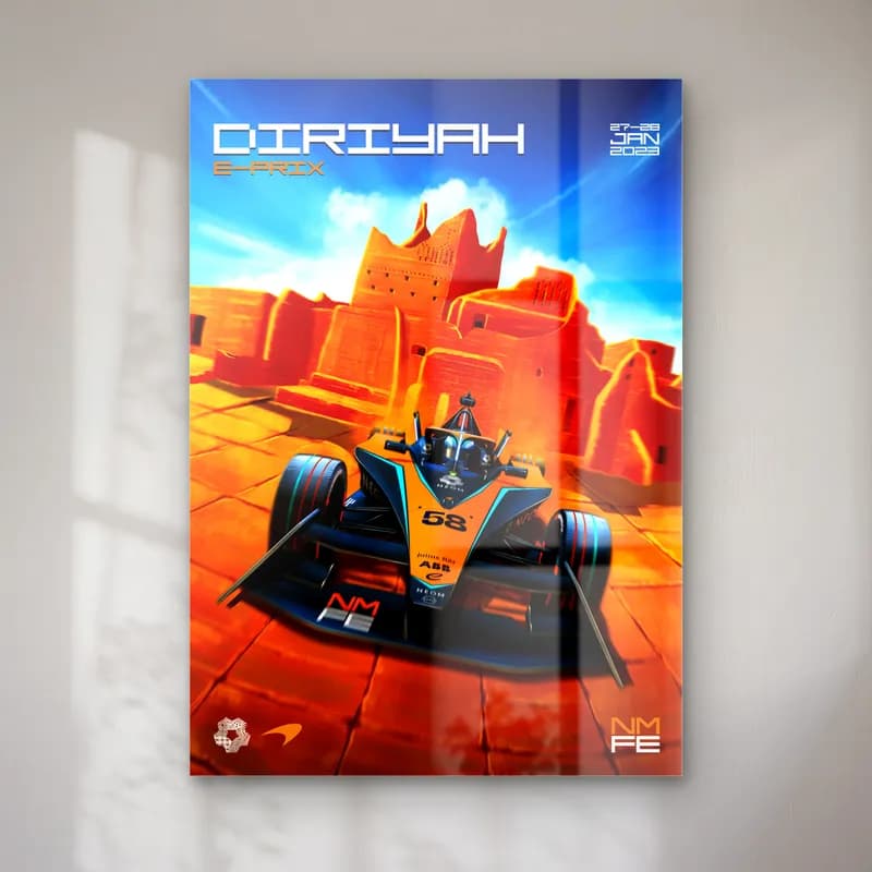 Diriyah E-Prix Posteri cam tablo — Diriyah çöl kalesi önünde yarışan turuncu Formula E aracı posteri