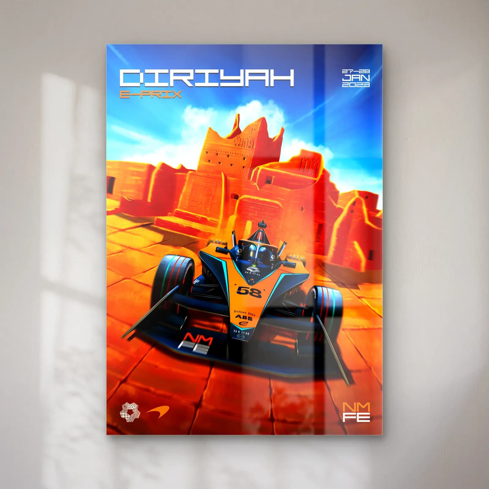 Diriyah E-Prix Posteri cam tablo — Diriyah çöl kalesi önünde yarışan turuncu Formula E aracı posteri
