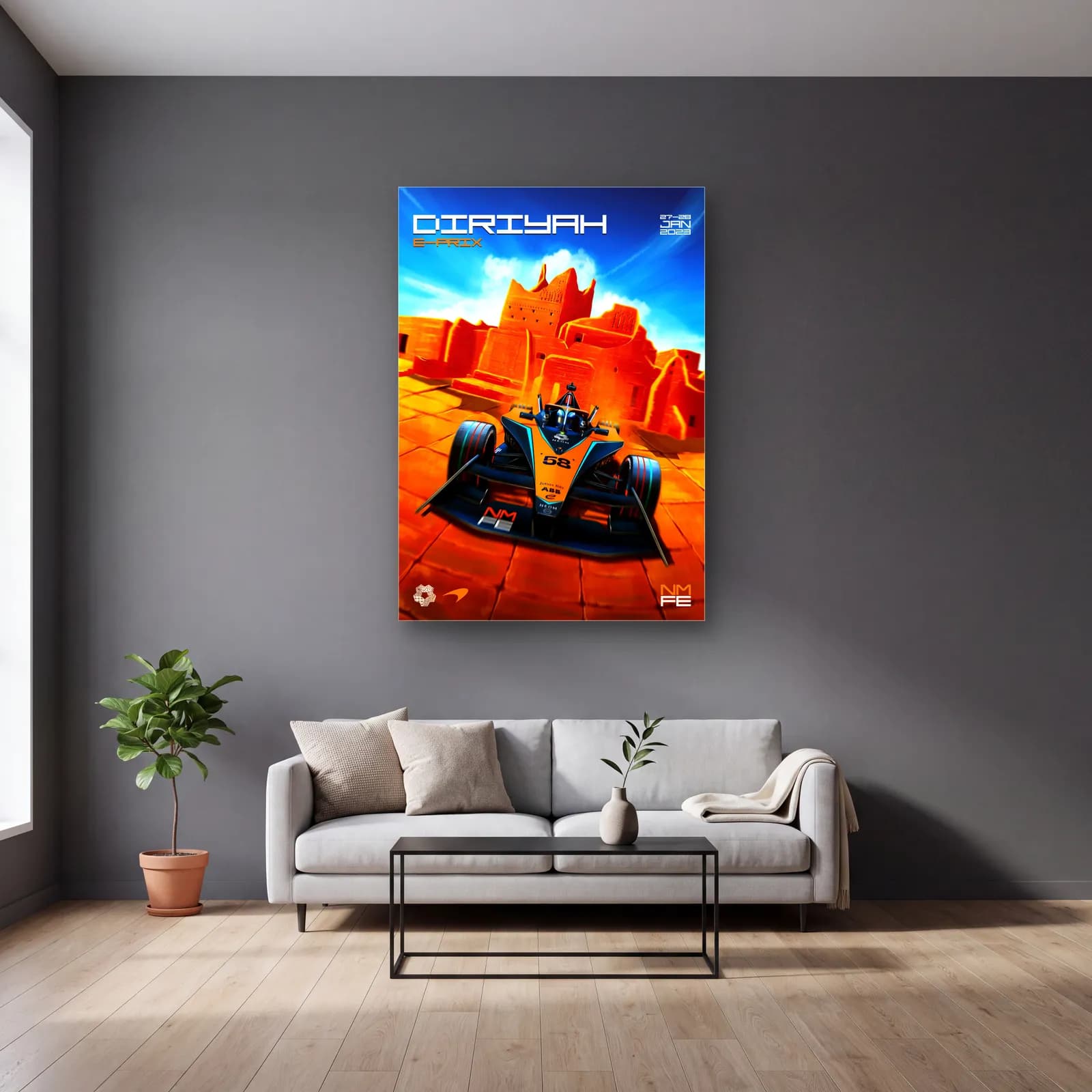 Diriyah E-Prix Posteri cam tablo — gri duvarlı salonda