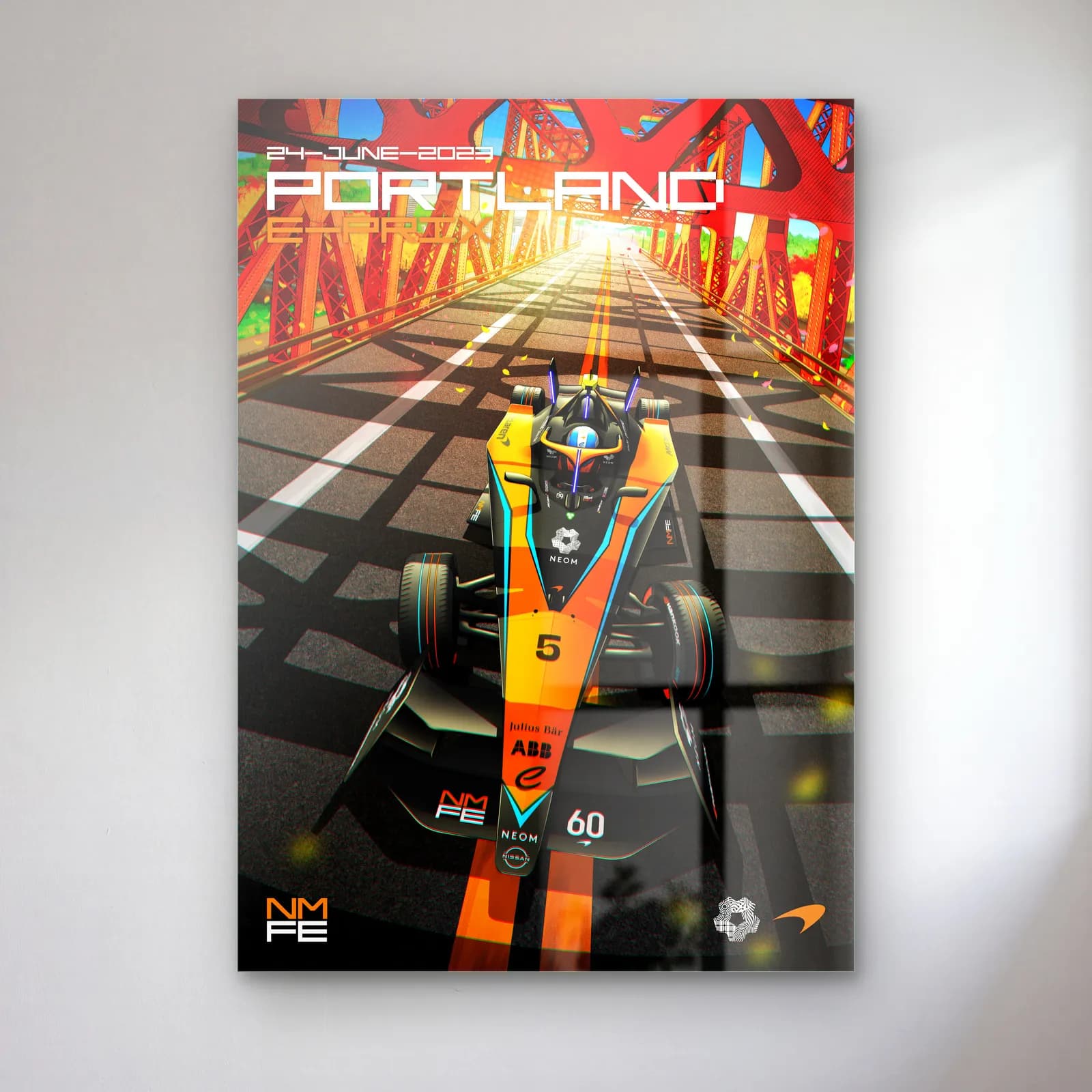 Portland E-Prix Köprü Posteri cam tablo — Portland çelik köprüsünde öne doğru gelen 5 numaralı Formula E aracı