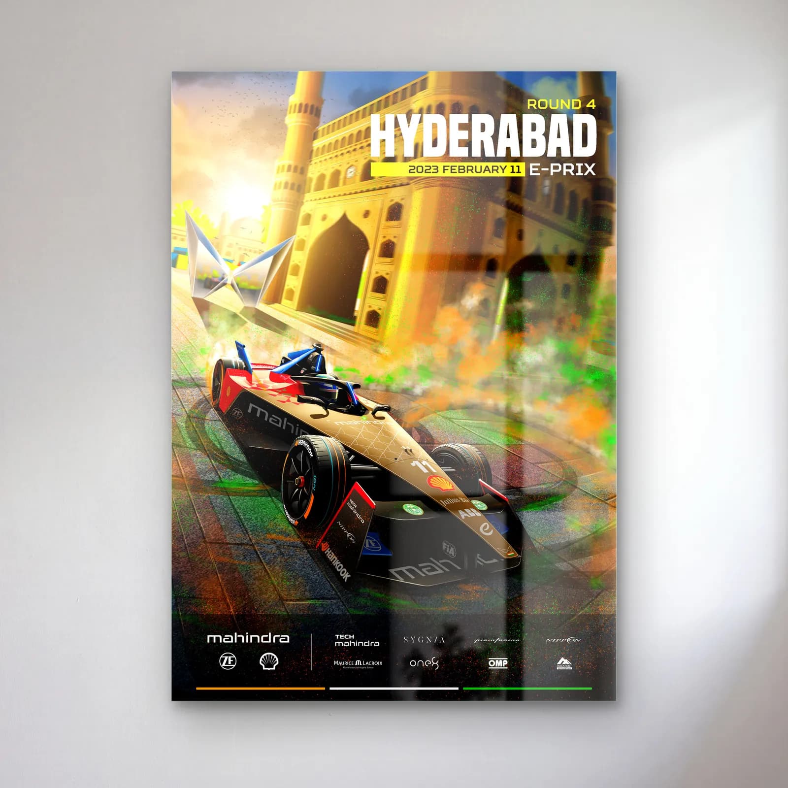 Hyderabad E-Prix Charminar Posteri cam tablo — Hyderabad Charminar önünde yarışan beyaz altın Formula E aracı