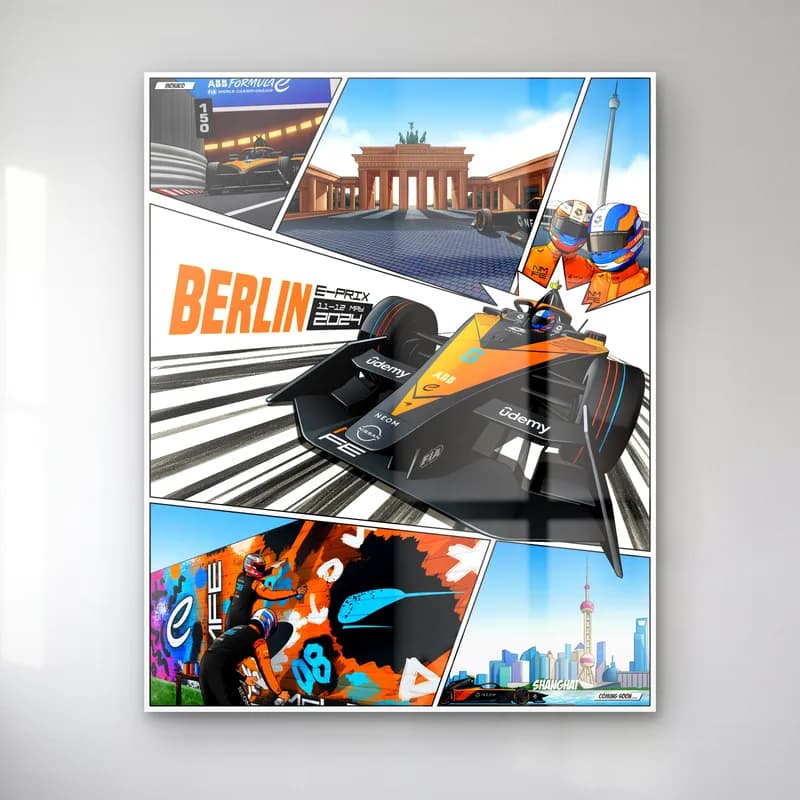 Berlin E-Prix Çizgi Roman Posteri cam tablo — Brandenburg Kapısı ve turuncu Formula E aracının yer aldığı çizgi roman kareleri