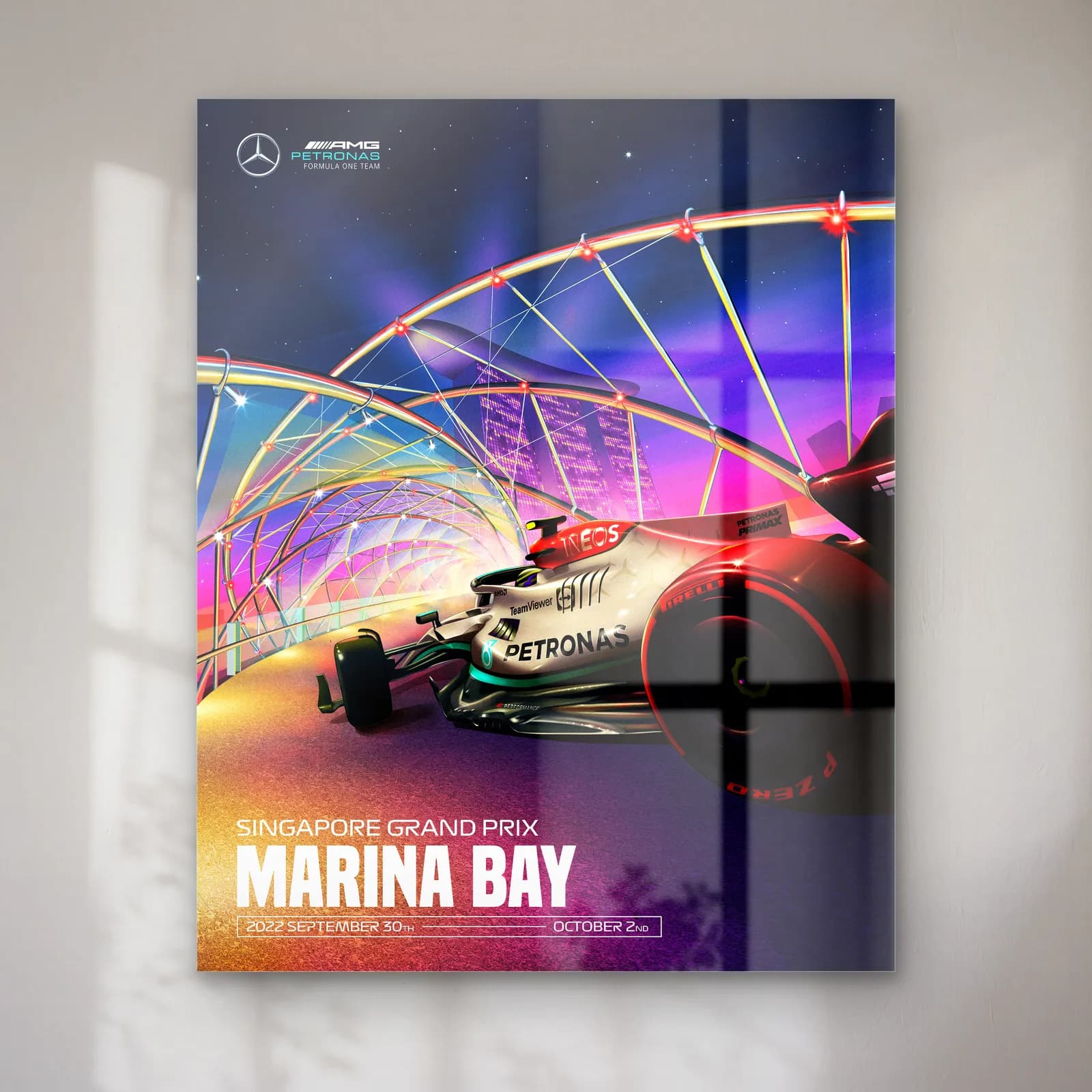 Singapur Marina Bay Mercedes Posteri cam tablo — Singapur Marina Bay dönme dolabı önünde yarışan gümüş Mercedes F1 aracı