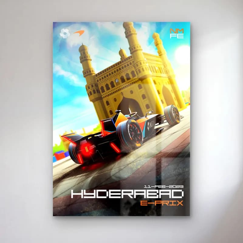 Hyderabad E-Prix Turuncu Posteri cam tablo — Altın ışıklı Charminar önünde hızla geçen turuncu Formula E aracı