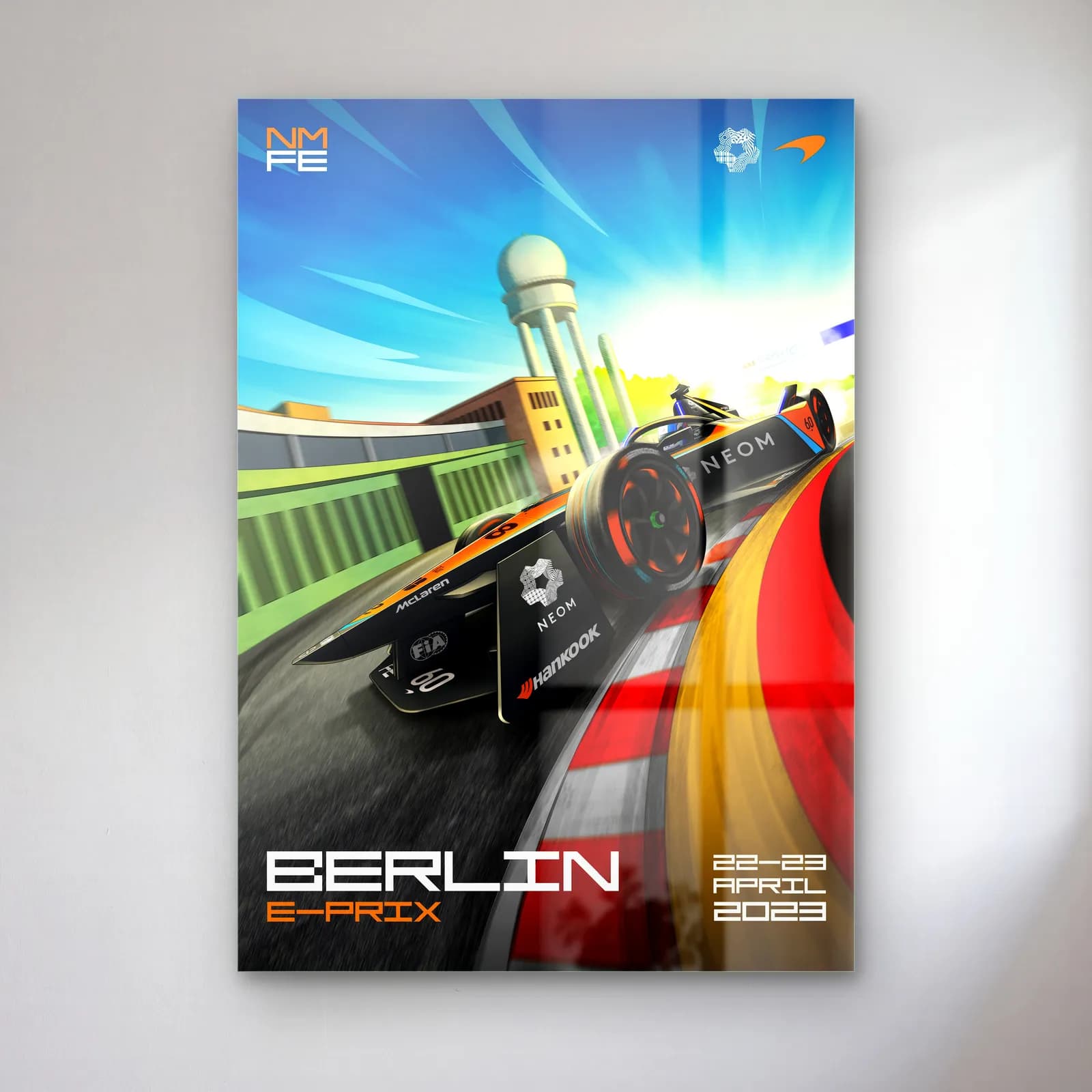 Berlin E-Prix Tempelhof Posteri cam tablo — Tempelhof binası önünde bayrak renkli virajda ilerleyen Formula E aracı
