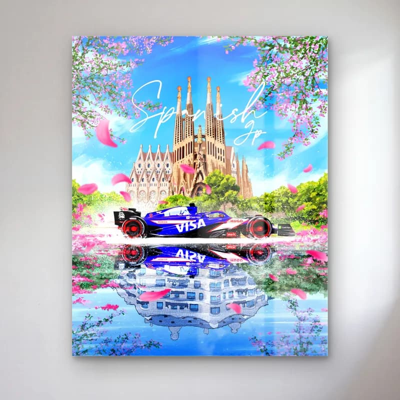 İspanya Grand Prix Sagrada Familia Posteri cam tablo — Sagrada Familia ve pembe çiçekler önünde suya yansıyan mavi F1 aracı