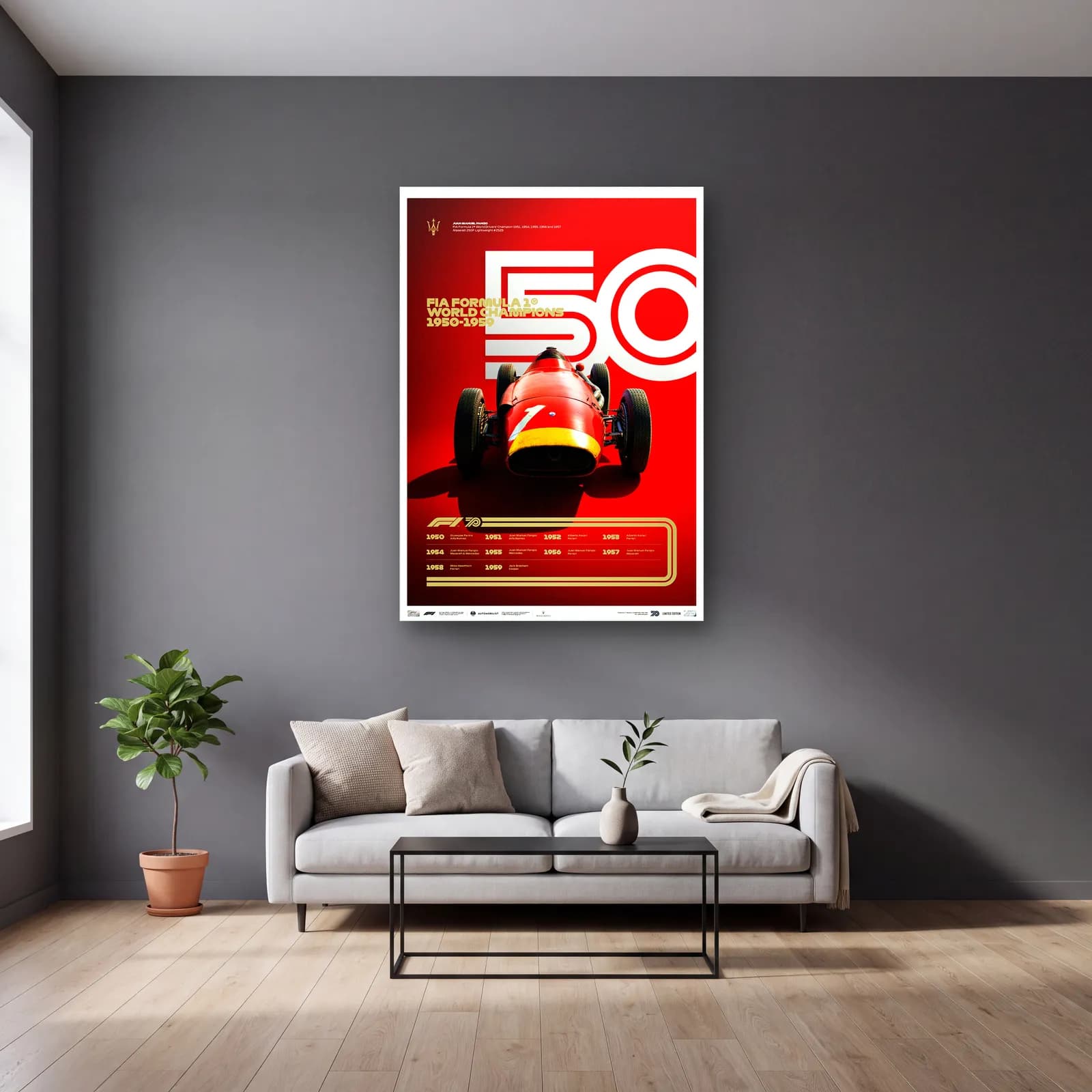 F1 Şampiyonları 1950ler Posteri cam tablo — gri duvarlı salonda