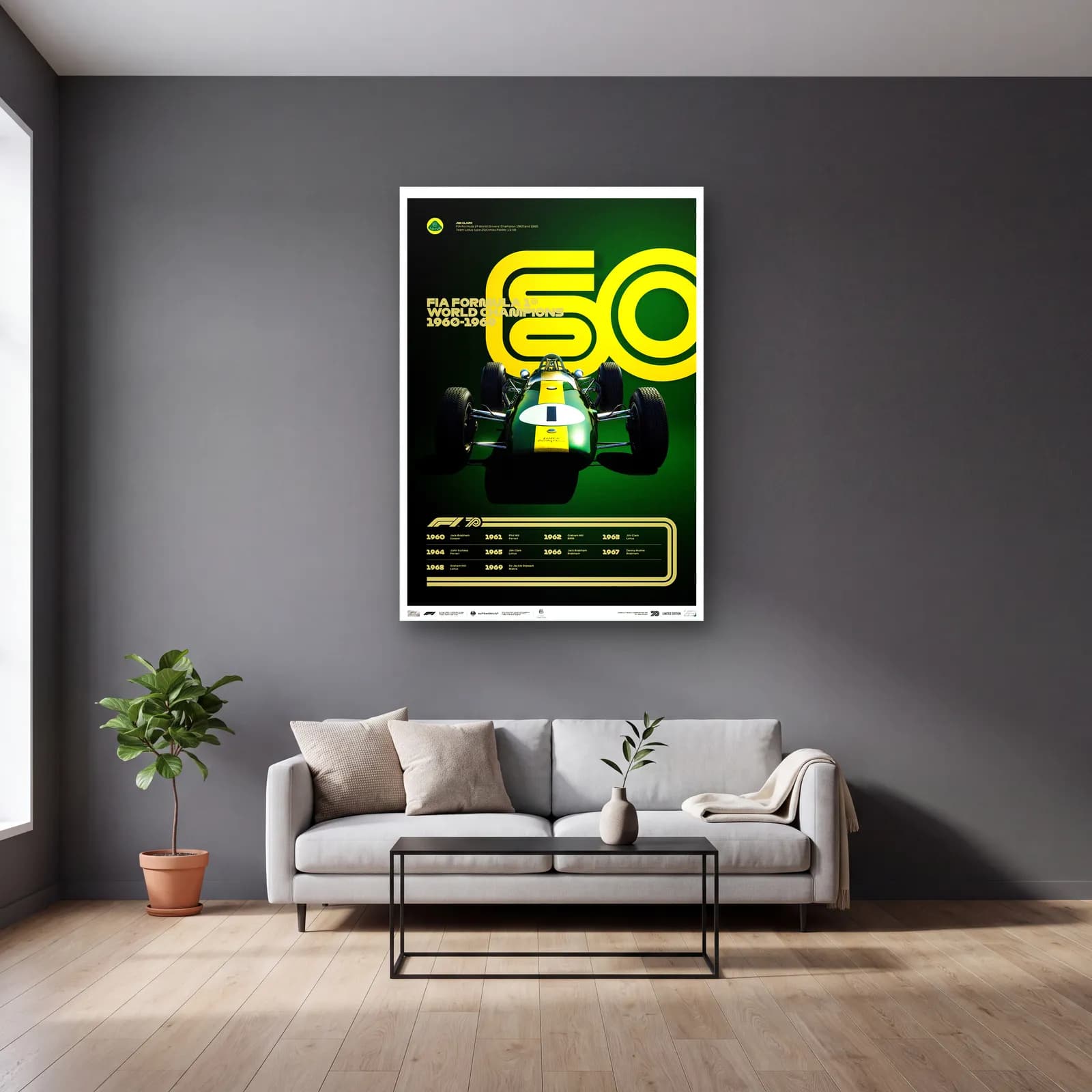 F1 Şampiyonları 1960lar Posteri cam tablo — gri duvarlı salonda