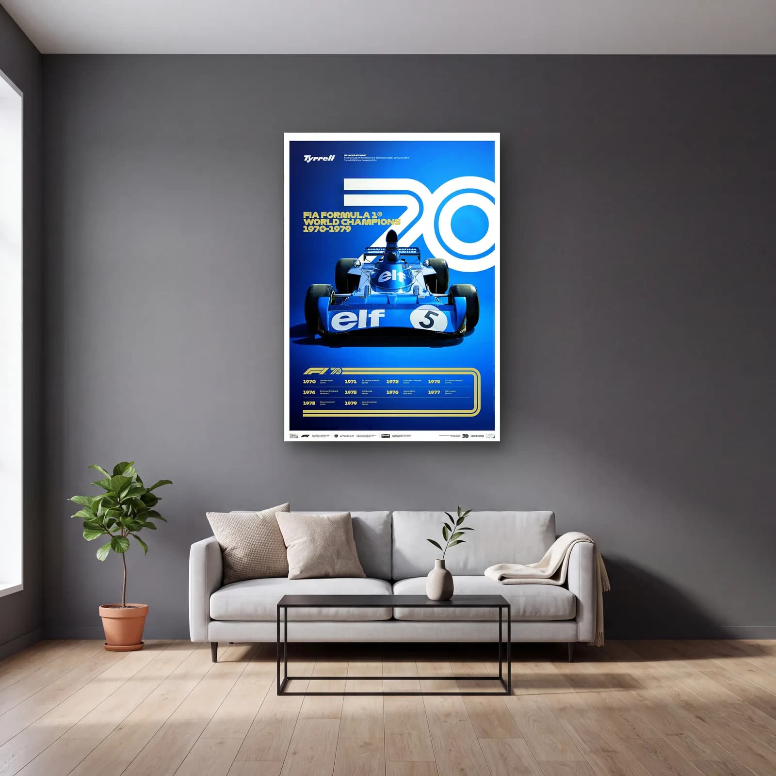F1 Şampiyonları 1970ler Posteri cam tablo — gri duvarlı salonda
