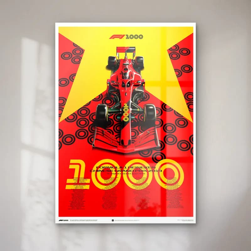 Ferrari 1000. Yarış Posteri cam tablo — Sarı kırmızı zeminde tepeden görünen Ferrari F1 aracı ve 1000 yazısı