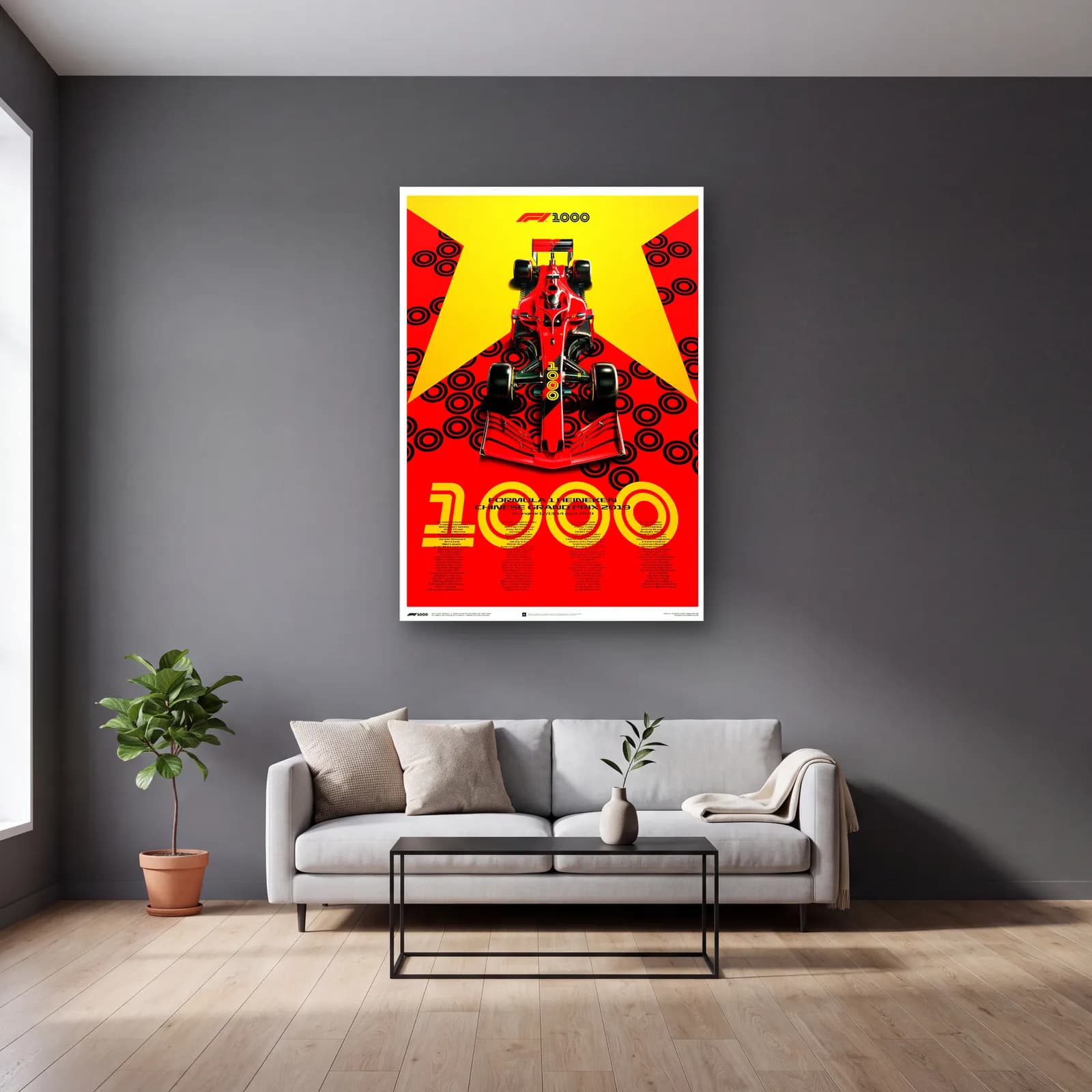Ferrari 1000. Yarış Posteri cam tablo — gri duvarlı salonda