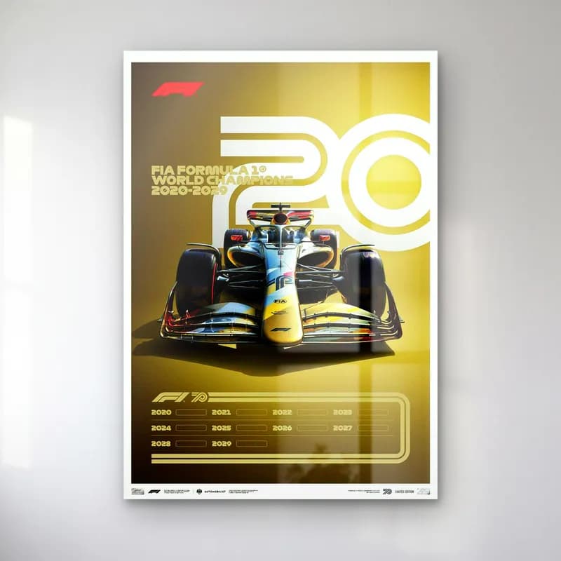 F1 Şampiyonları 2020ler Posteri cam tablo — Altın sarısı zeminde beyaz 20 rakamı önünde modern F1 aracı