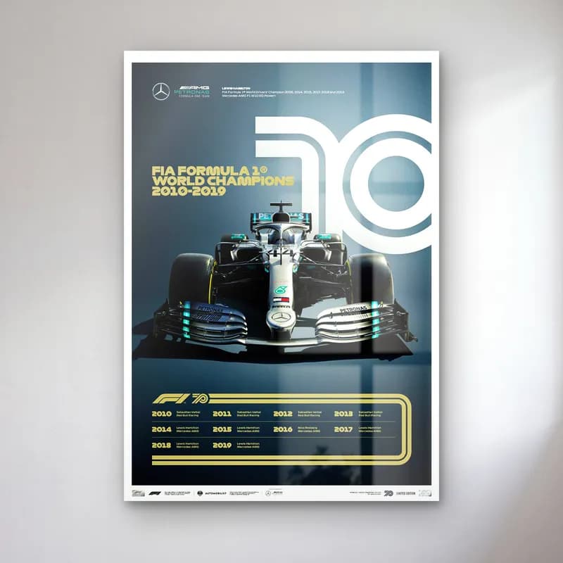 F1 Şampiyonları 2010lar Posteri cam tablo — Koyu gri zeminde beyaz 10 rakamı önünde gümüş Mercedes F1 aracı