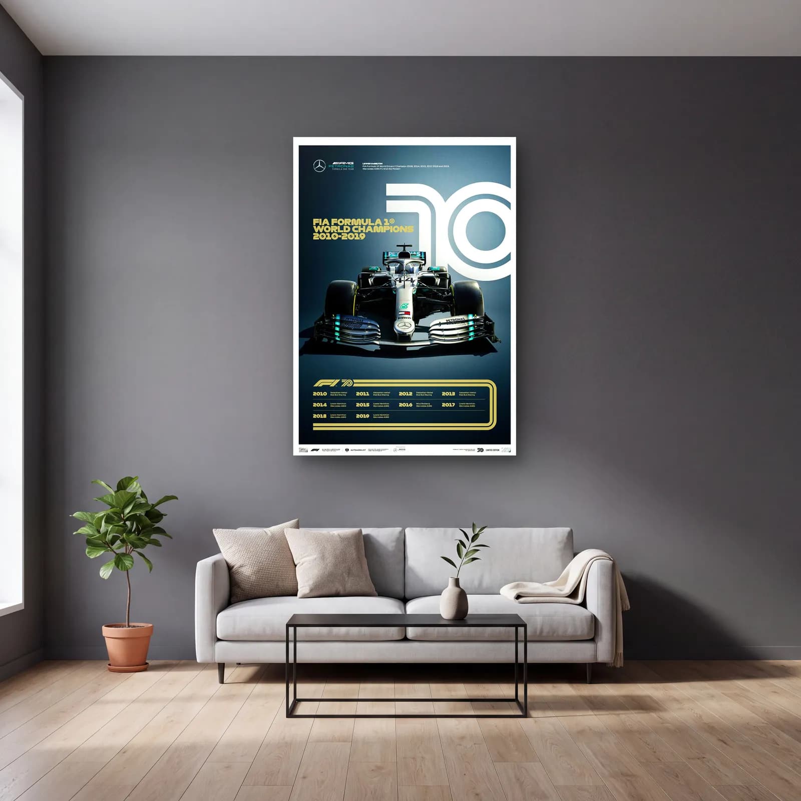 F1 Şampiyonları 2010lar Posteri cam tablo — gri duvarlı salonda
