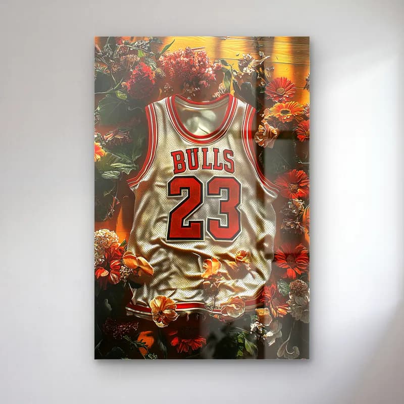 Chicago Bulls 23 Beyaz Forma cam tablo — Kırmızı turuncu çiçekler arasında beyaz 23 numaralı Bulls forması