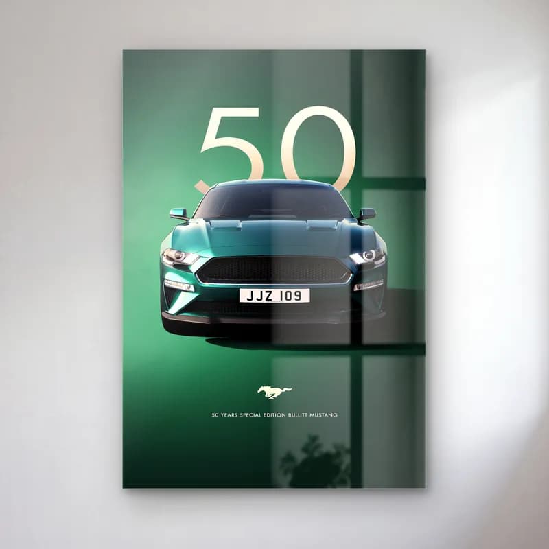 Ford Mustang Bullitt 50. Yıl Posteri cam tablo — Koyu yeşil zeminde 50 rakamı önünde yeşil Ford Mustang Bullitt