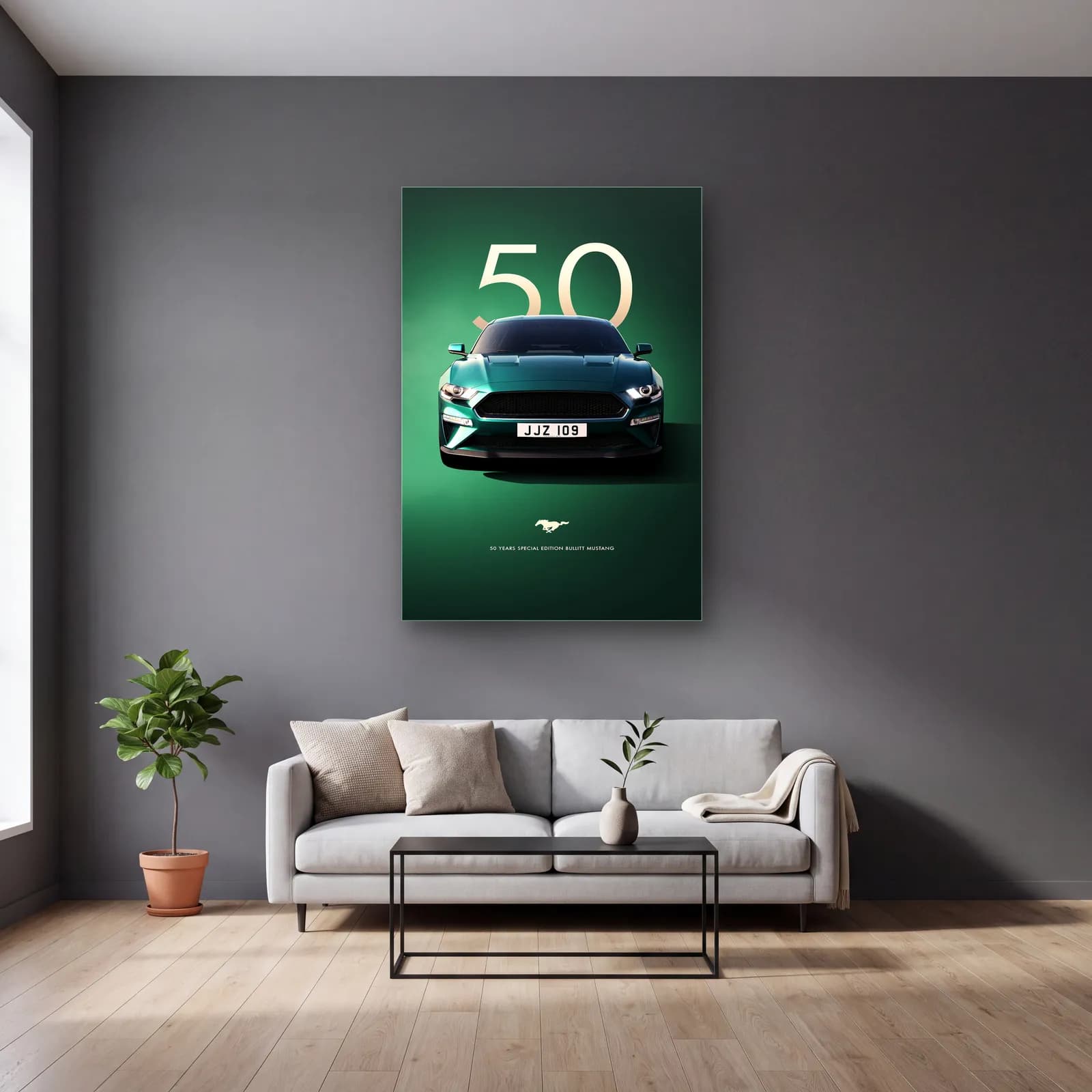Ford Mustang Bullitt 50. Yıl Posteri cam tablo — gri duvarlı salonda