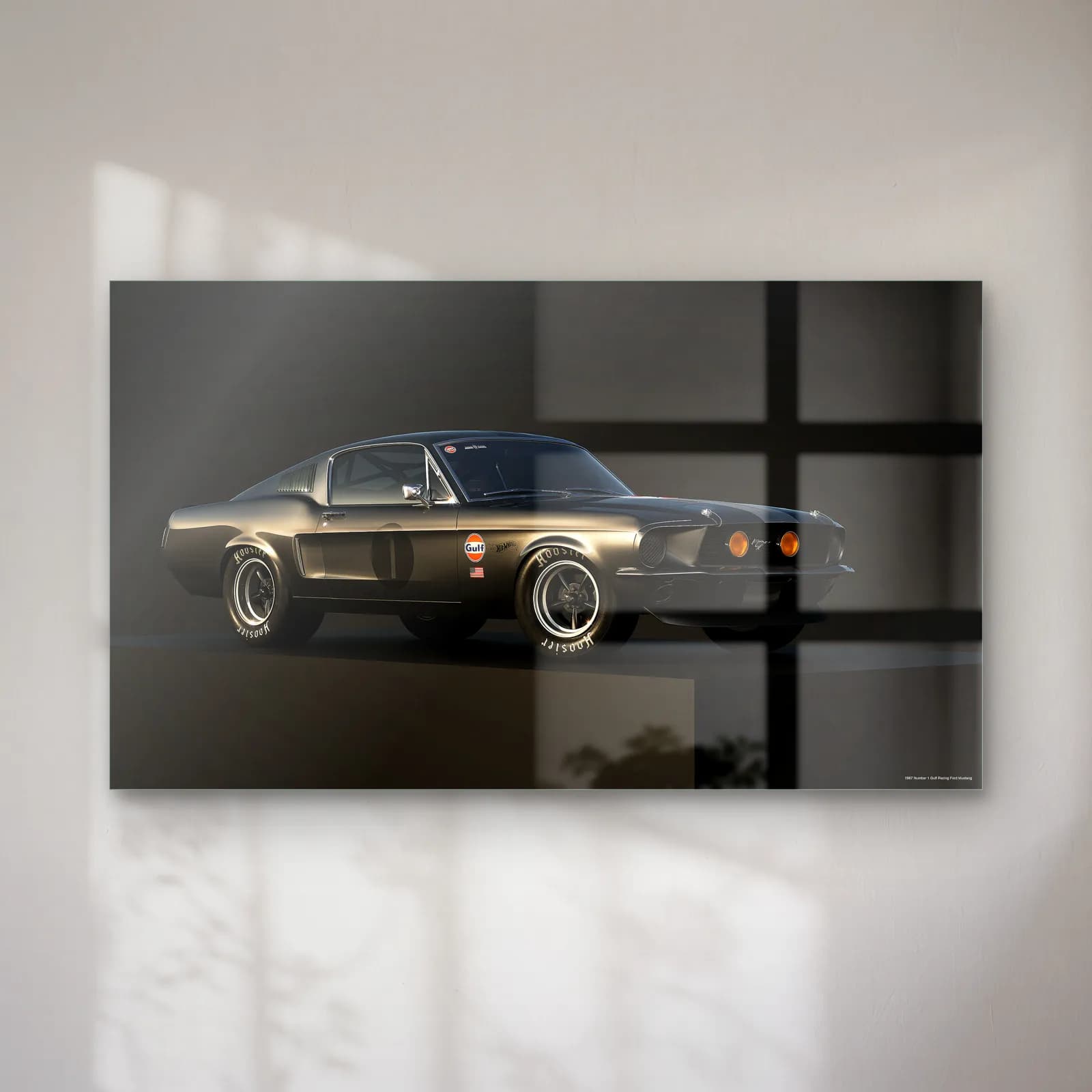 Siyah Klasik Mustang Fastback cam tablo — Koyu zeminde yandan görünen siyah klasik Ford Mustang Fastback