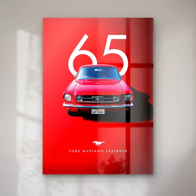Ford Mustang Fastback 65 Posteri cam tablo — Kırmızı zeminde beyaz 65 rakamı önünde kırmızı Ford Mustang Fastback