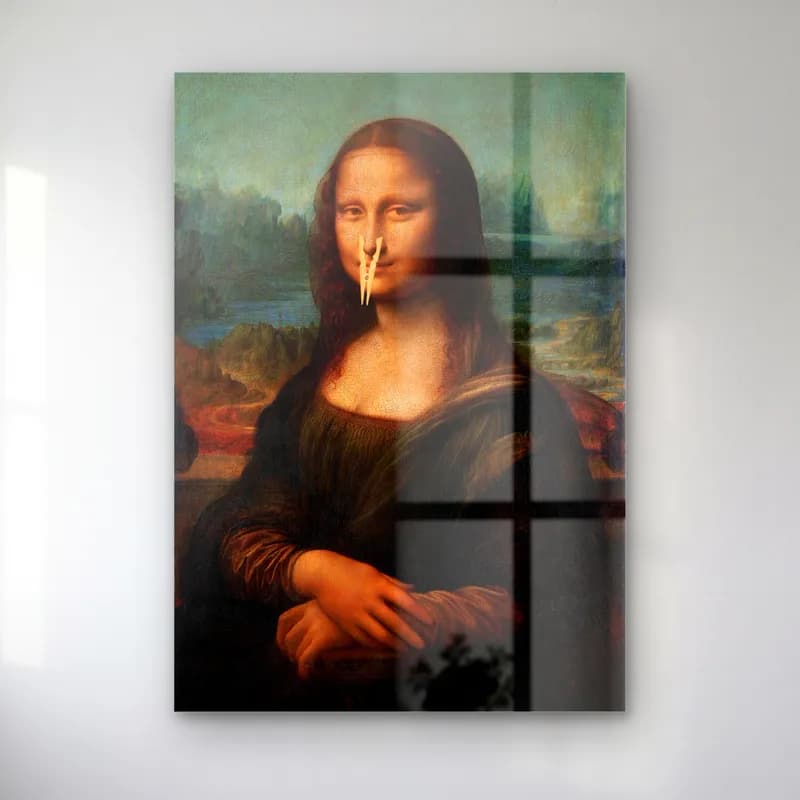 Mandallı Mona Lisa cam tablo — Burnuna tahta mandal takılmış gülümseyen Mona Lisa parodisi