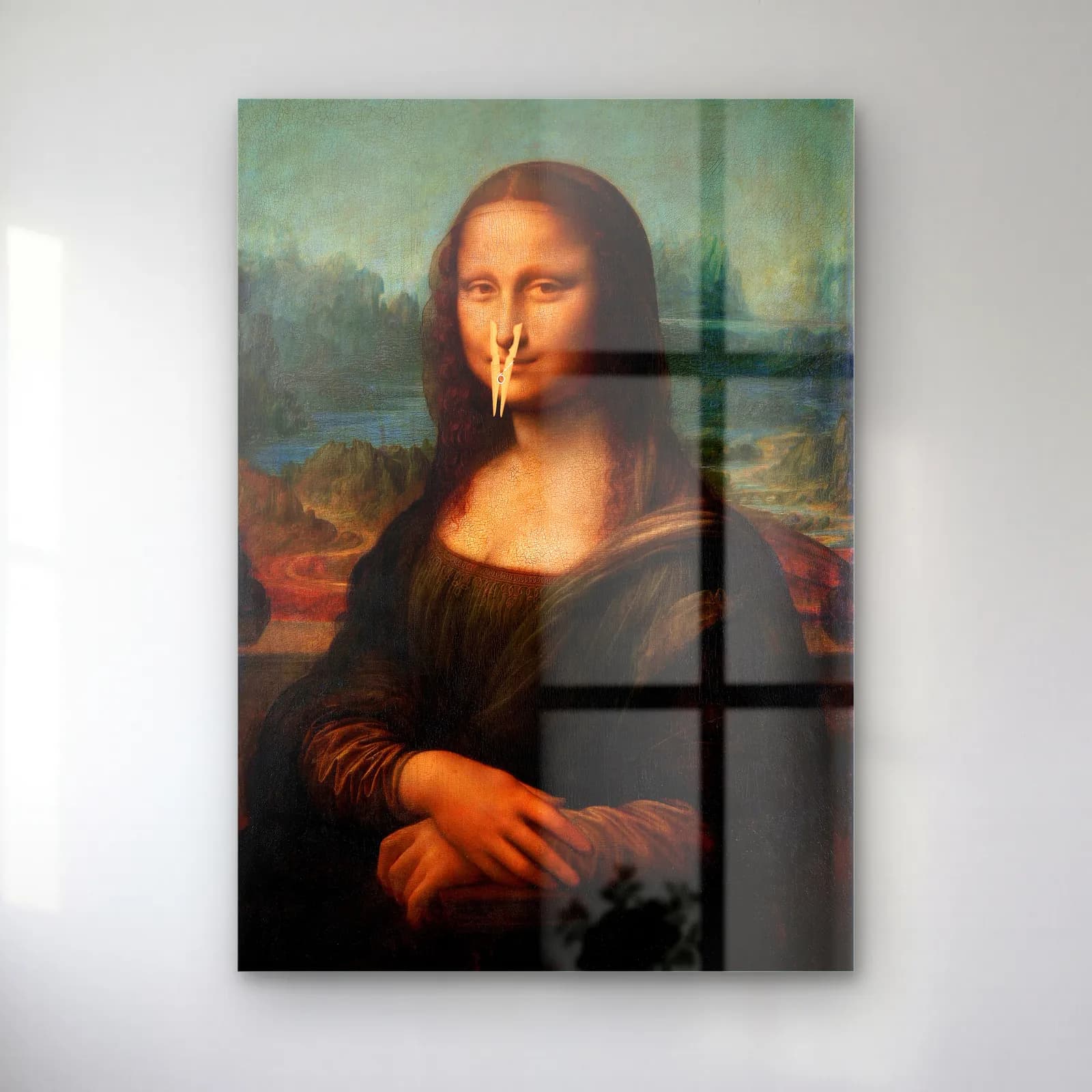 Mandallı Mona Lisa cam tablo — Burnuna tahta mandal takılmış gülümseyen Mona Lisa parodisi