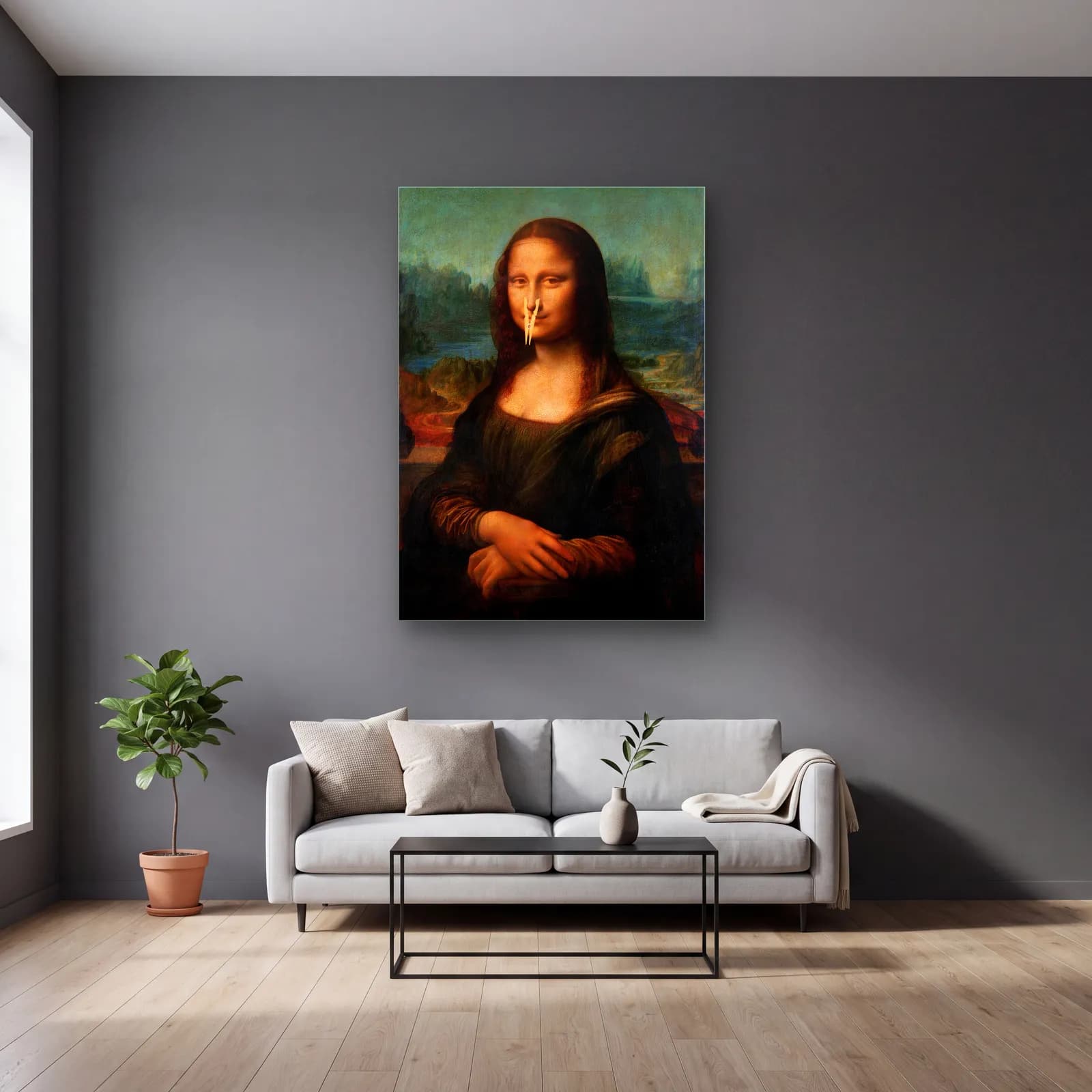 Mandallı Mona Lisa cam tablo — gri duvarlı salonda