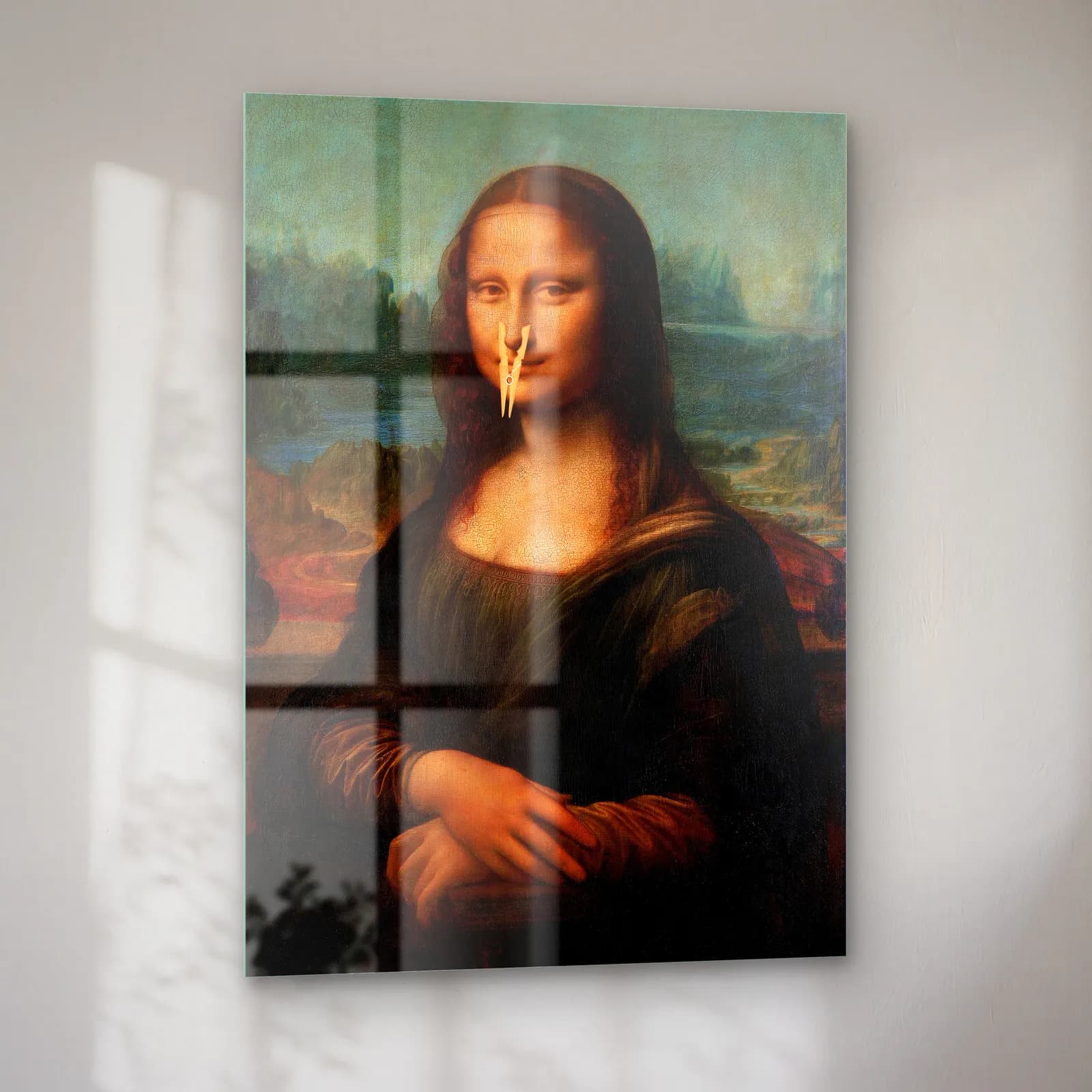 Mandallı Mona Lisa cam tablo — sol açıdan görünüm