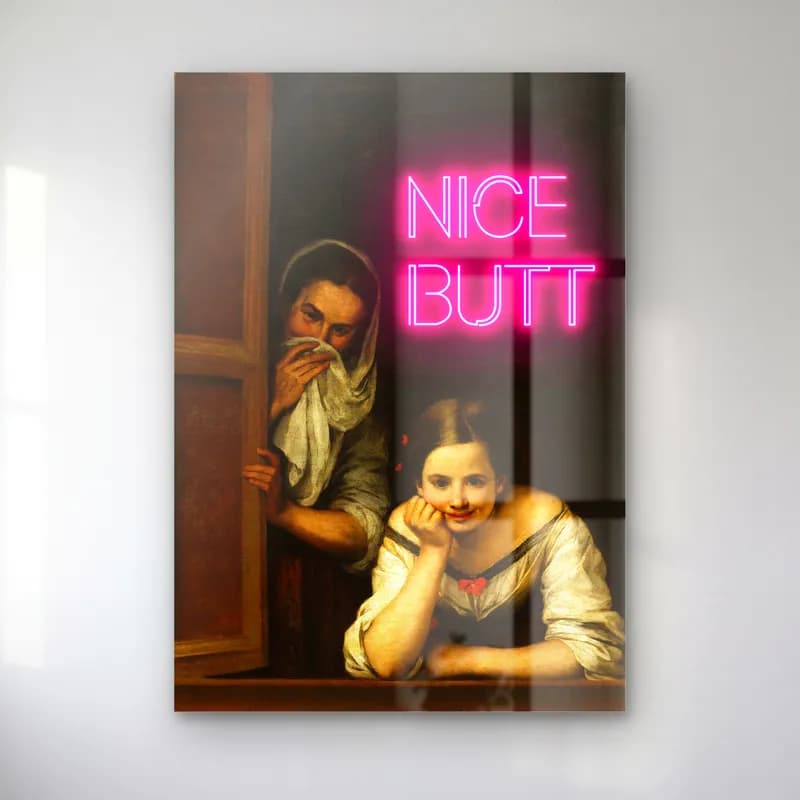 Nice Butt Pencere Kadınları cam tablo — Pencereden gülümseyerek bakan iki kadın ve pembe neon Nice Butt yazısı