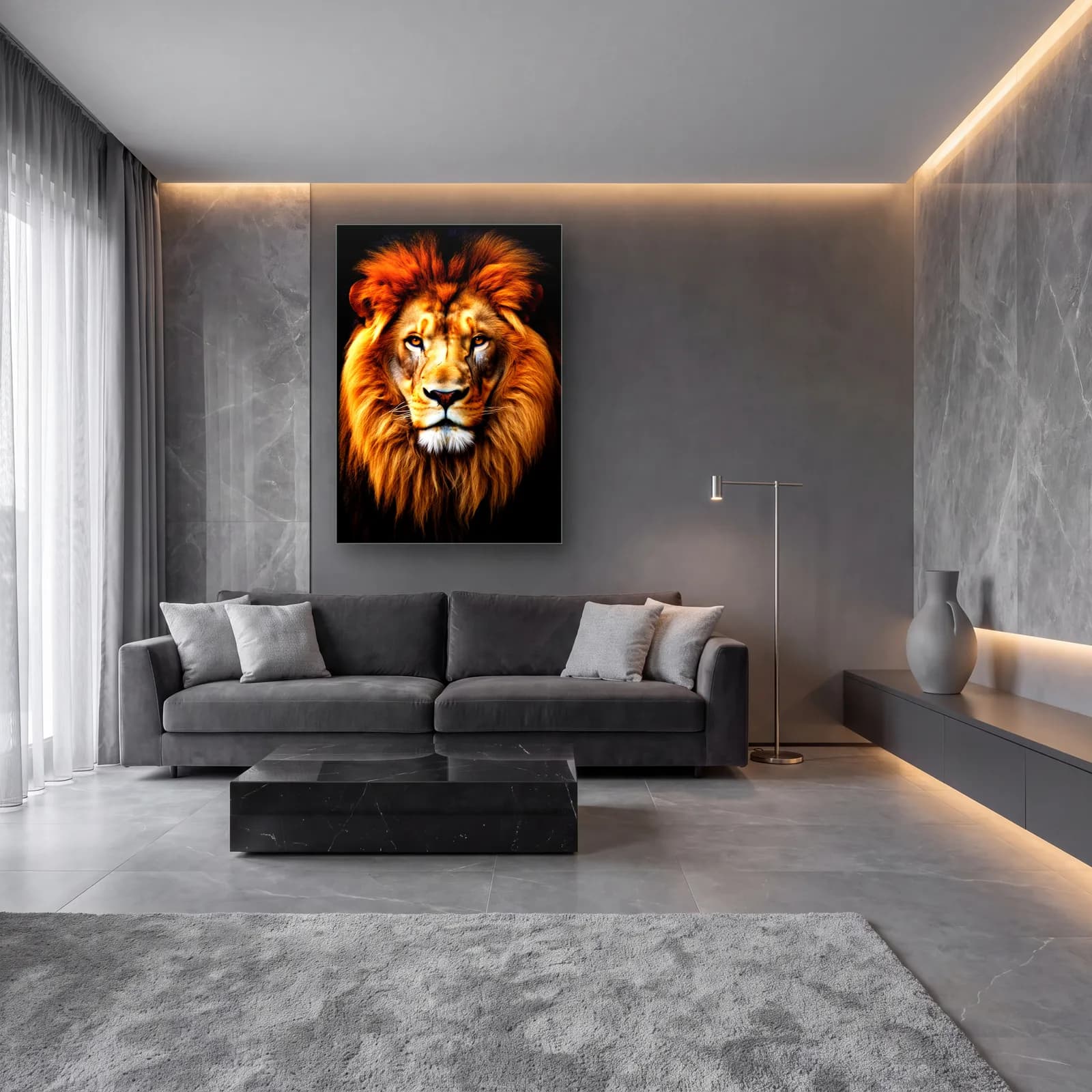 Altın Işıklı Aslan Portresi cam tablo — lüks salon duvarında