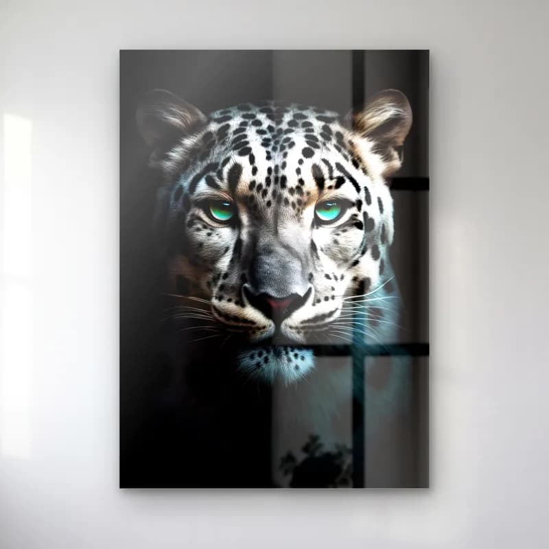 Kar Leoparı Portresi cam tablo — Siyah zeminde yeşil gözlü gri benekli kar leoparı