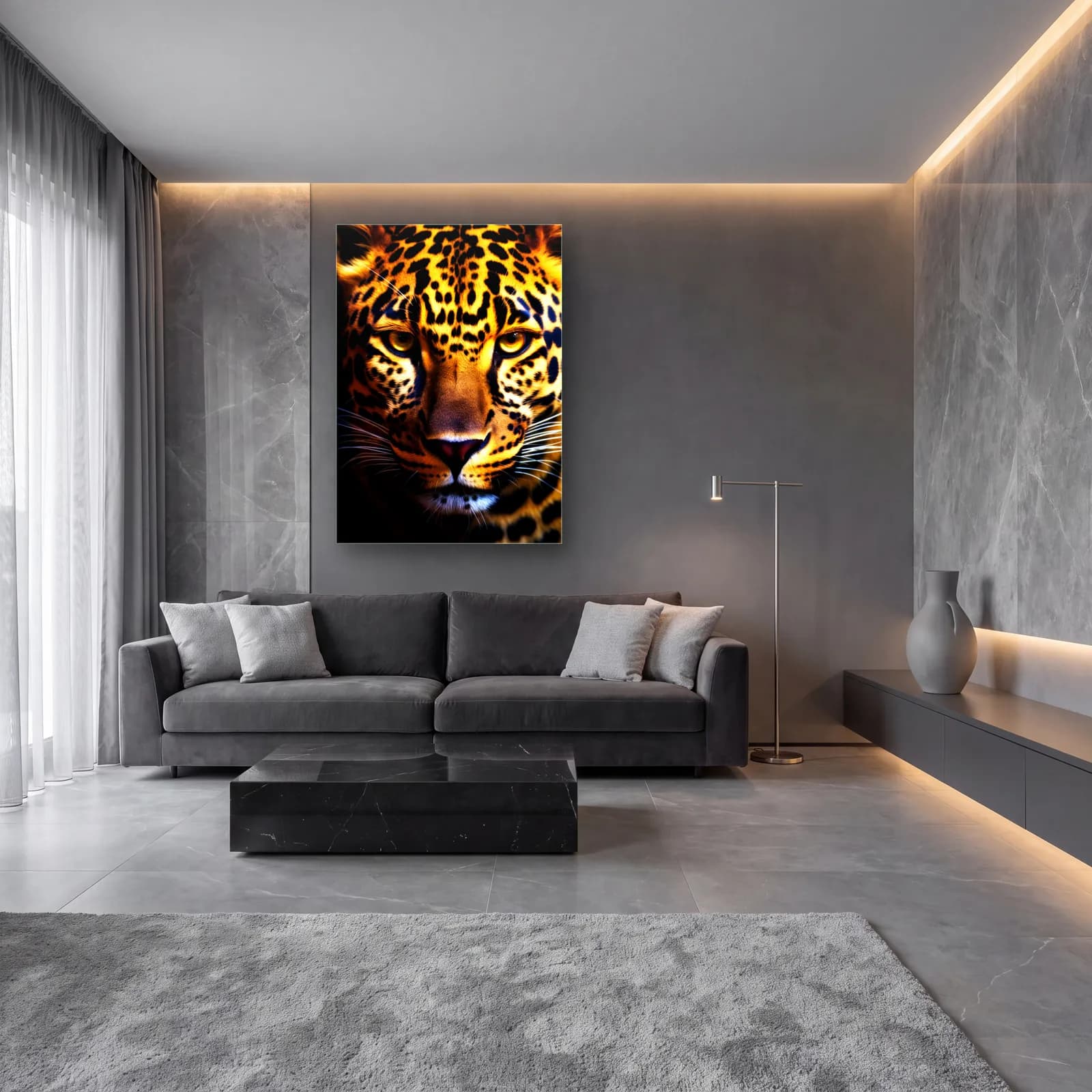 Altın Benekli Leopar Portresi cam tablo — lüks salon duvarında