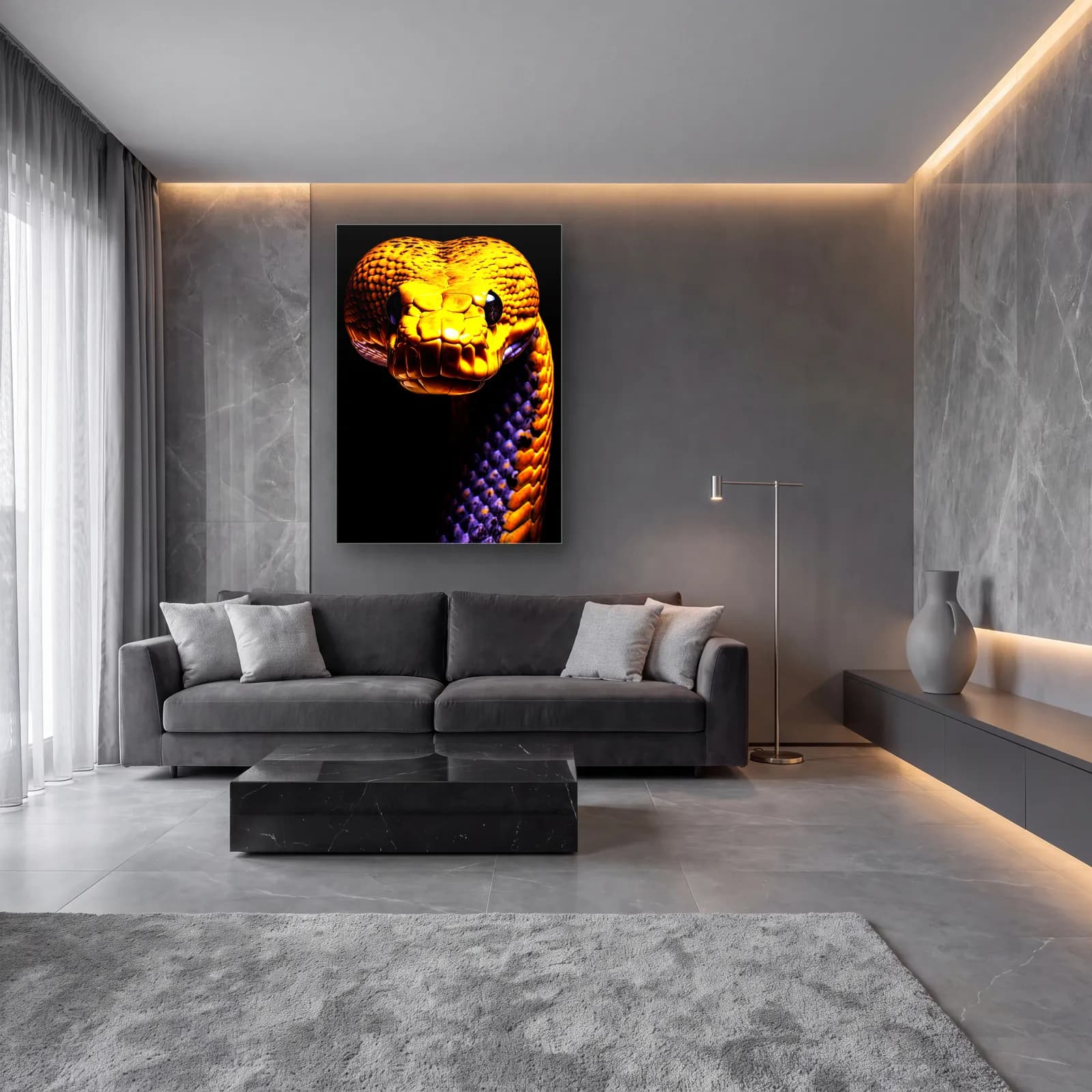 Sarı Piton Portresi cam tablo — lüks salon duvarında