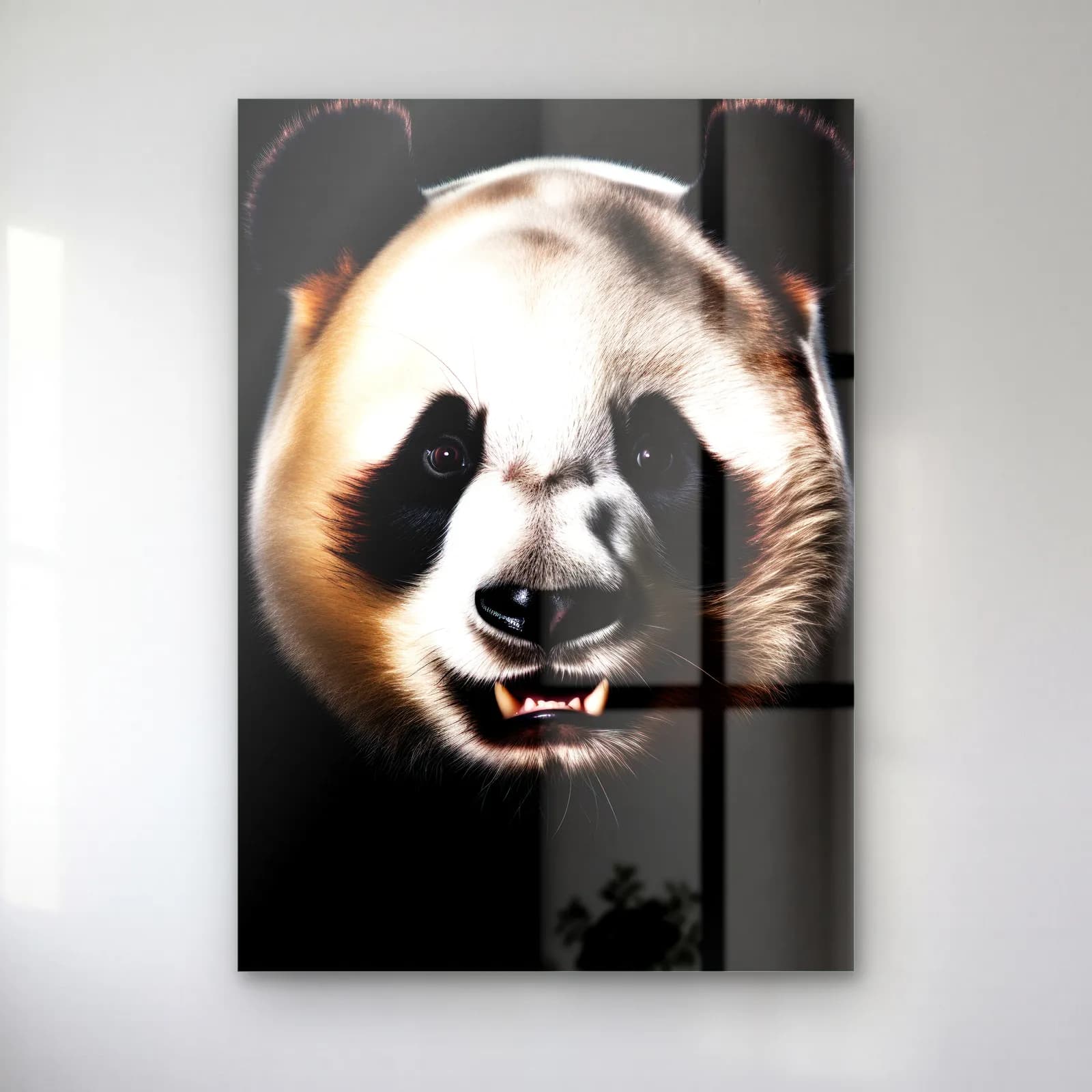 Gülümseyen Panda cam tablo — Siyah fonda ağzı açık gülümseyen panda yüzü