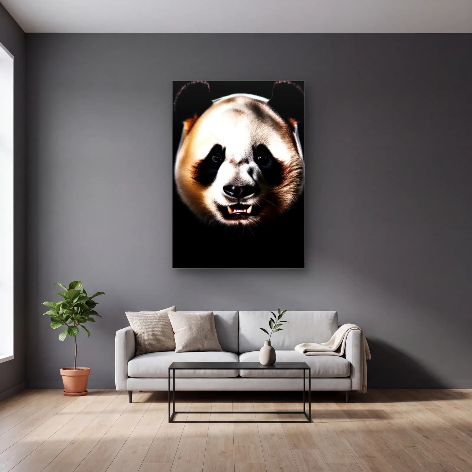 Gülümseyen Panda cam tablo — gri duvarlı salonda