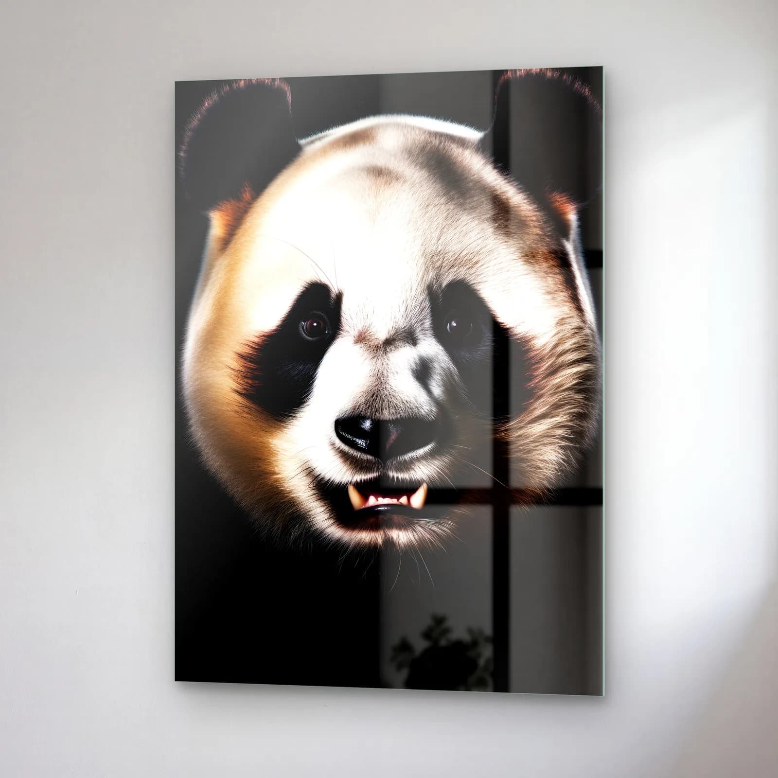 Gülümseyen Panda cam tablo — sağ açıdan görünüm