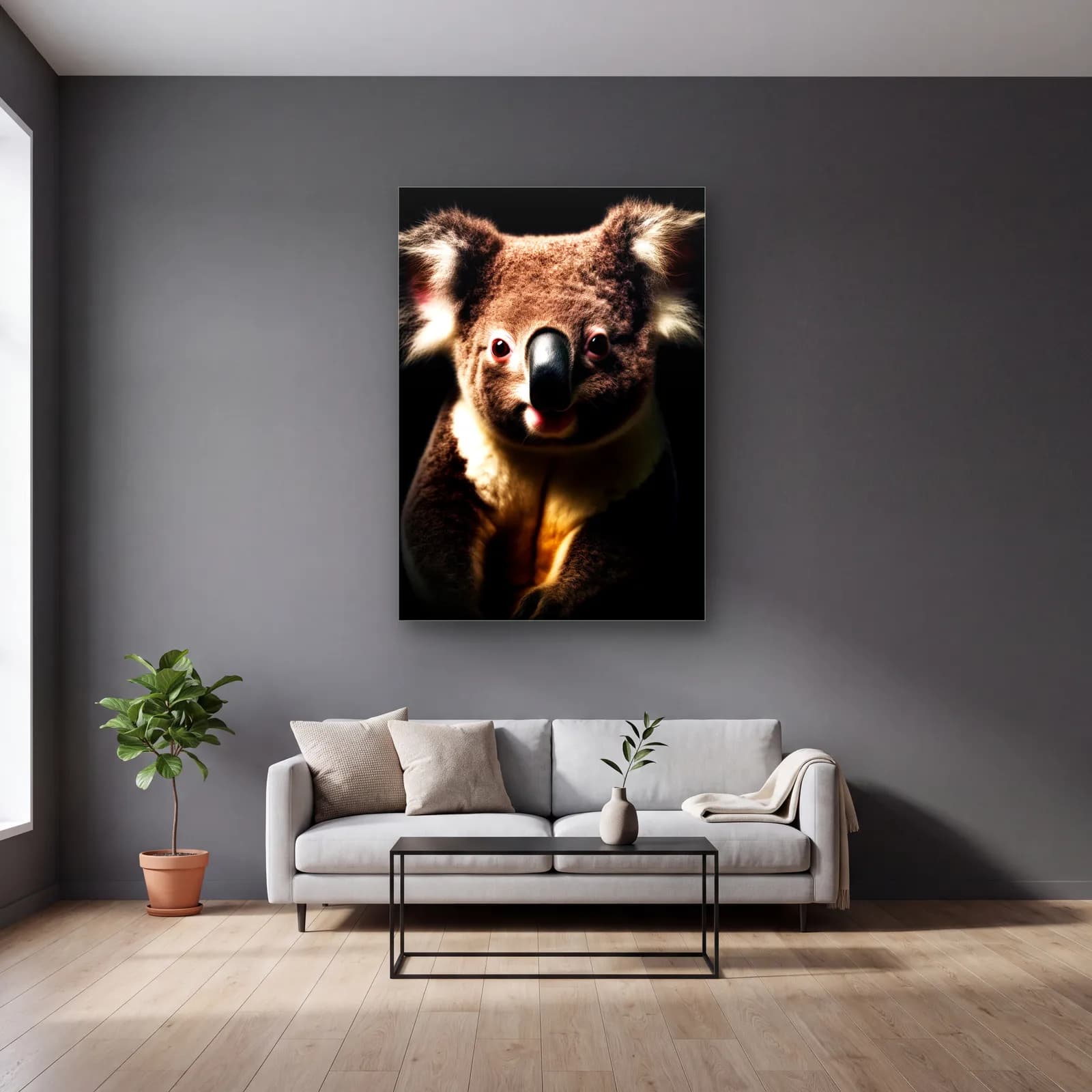 Pofuduk Koala Portresi cam tablo — gri duvarlı salonda