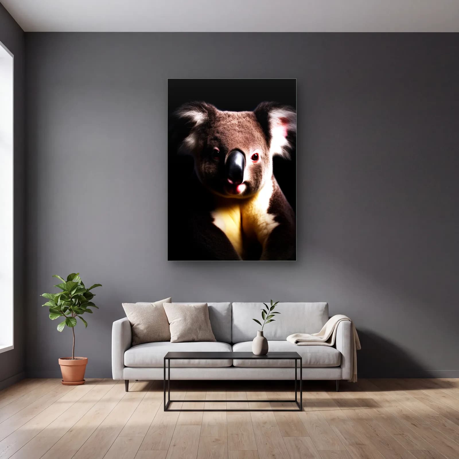 Loş Işıkta Koala cam tablo — gri duvarlı salonda