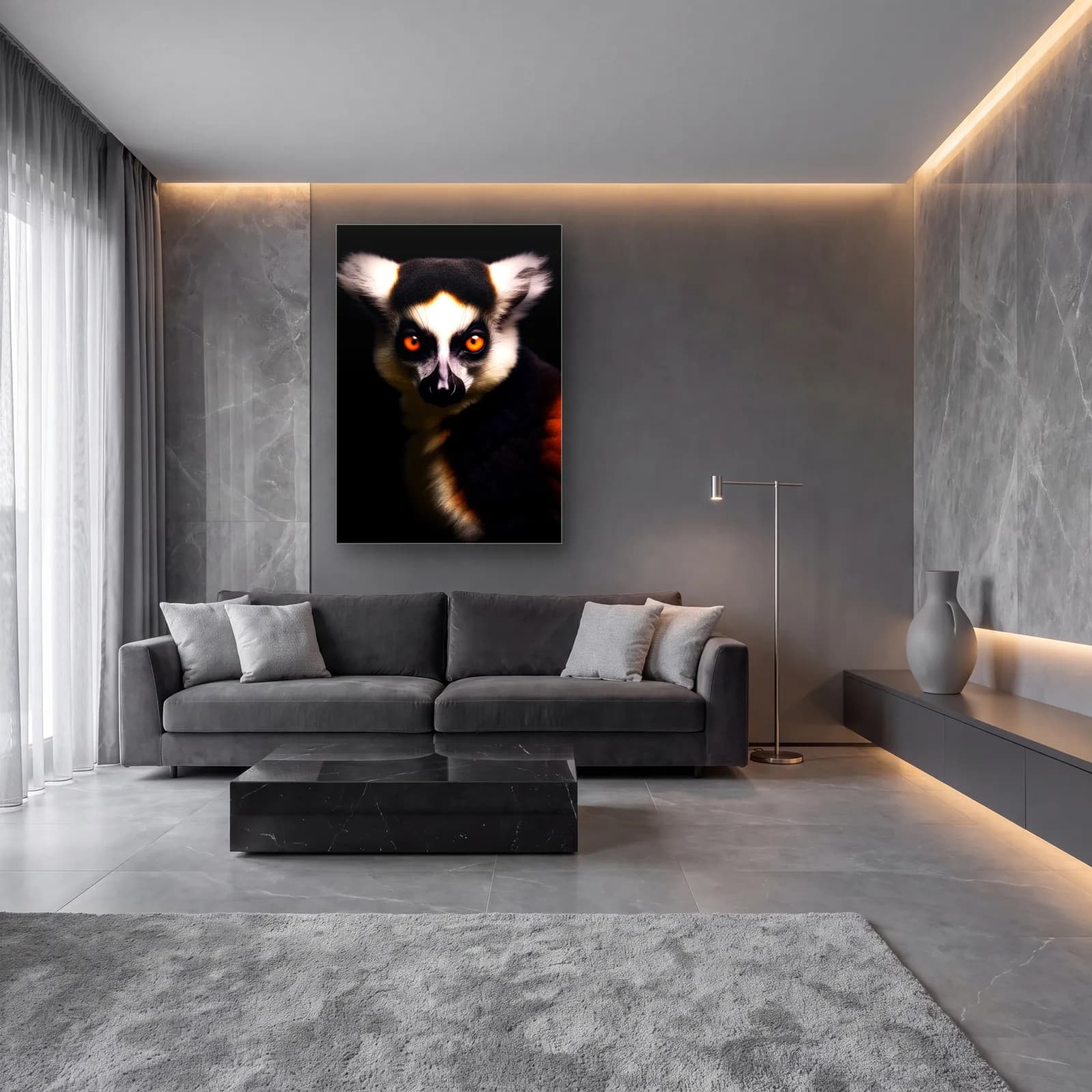Meraklı Lemur cam tablo — lüks salon duvarında