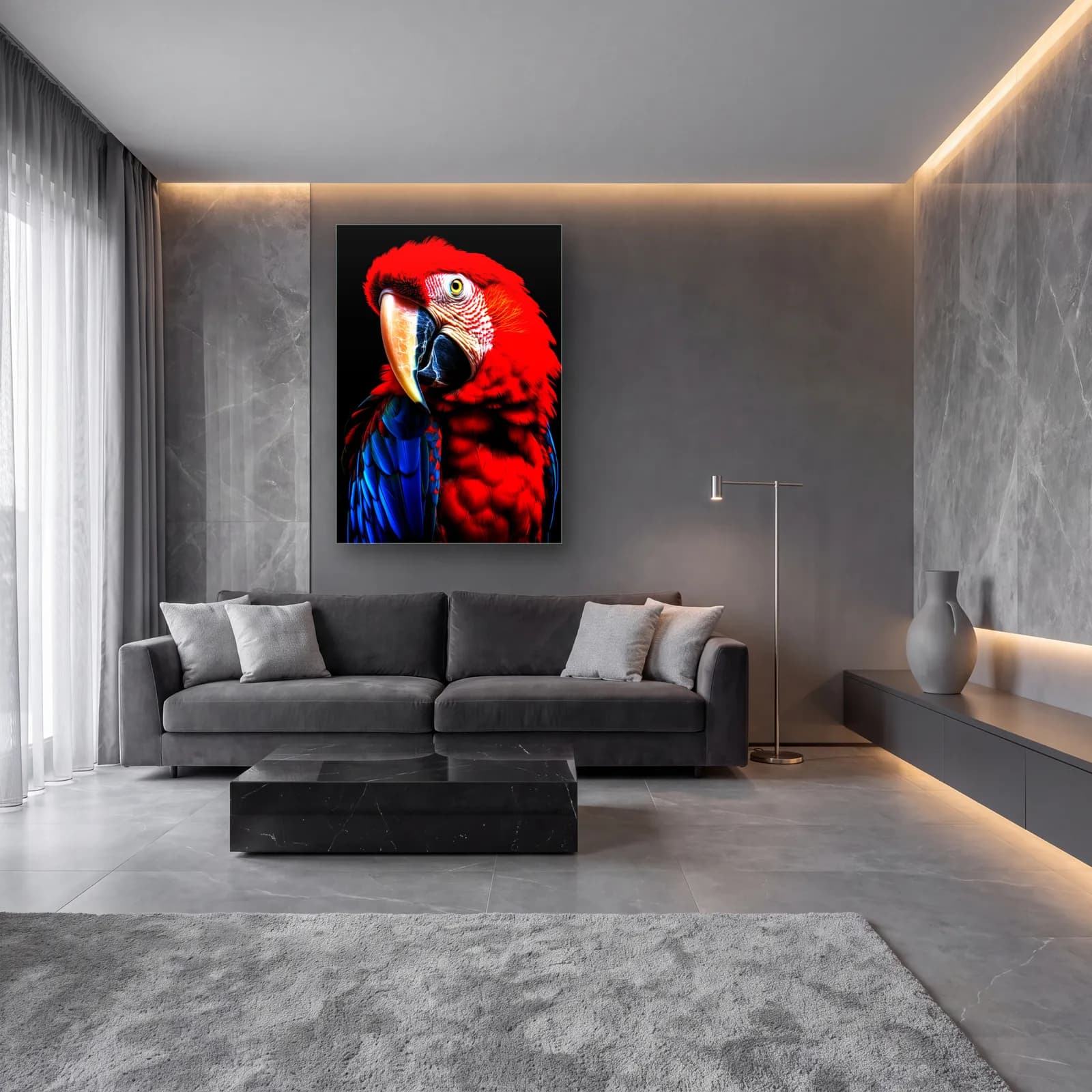 Kırmızı Ara Papağanı cam tablo — lüks salon duvarında