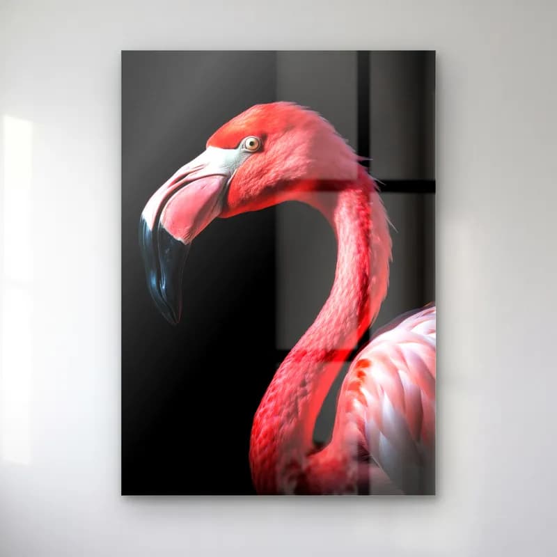 Pembe Flamingo cam tablo — Siyah fonda kıvrık boyunlu pembe flamingo