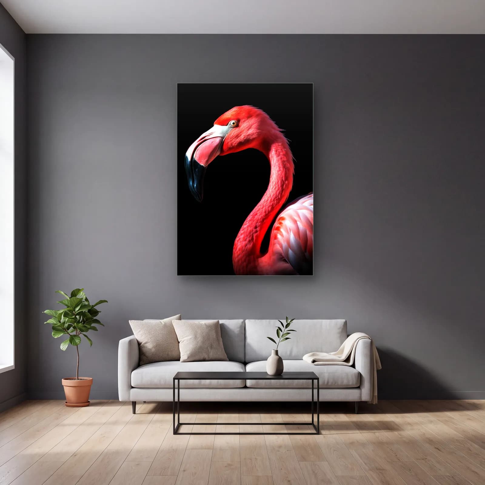 Pembe Flamingo cam tablo — gri duvarlı salonda