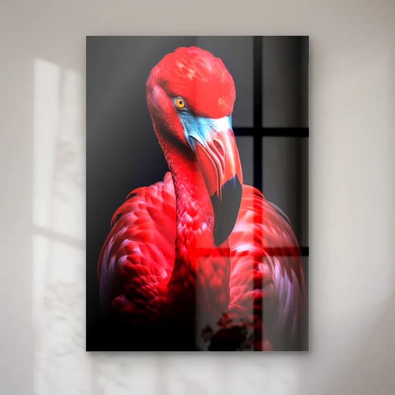 Kırmızı Flamingo Portresi cam tablo — Siyah fonda kırmızı tüylü flamingo portresi