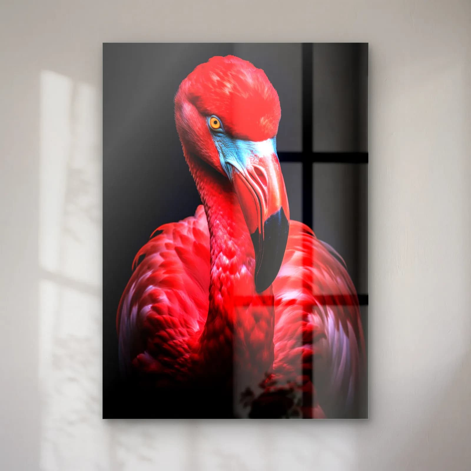 Kırmızı Flamingo Portresi cam tablo — Siyah fonda kırmızı tüylü flamingo portresi