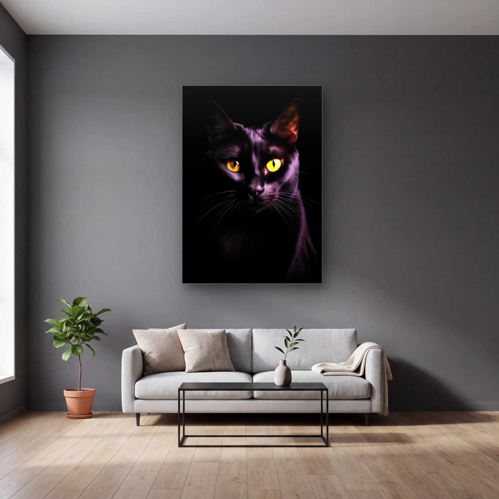 Siyah Kedi Portresi cam tablo — gri duvarlı salonda