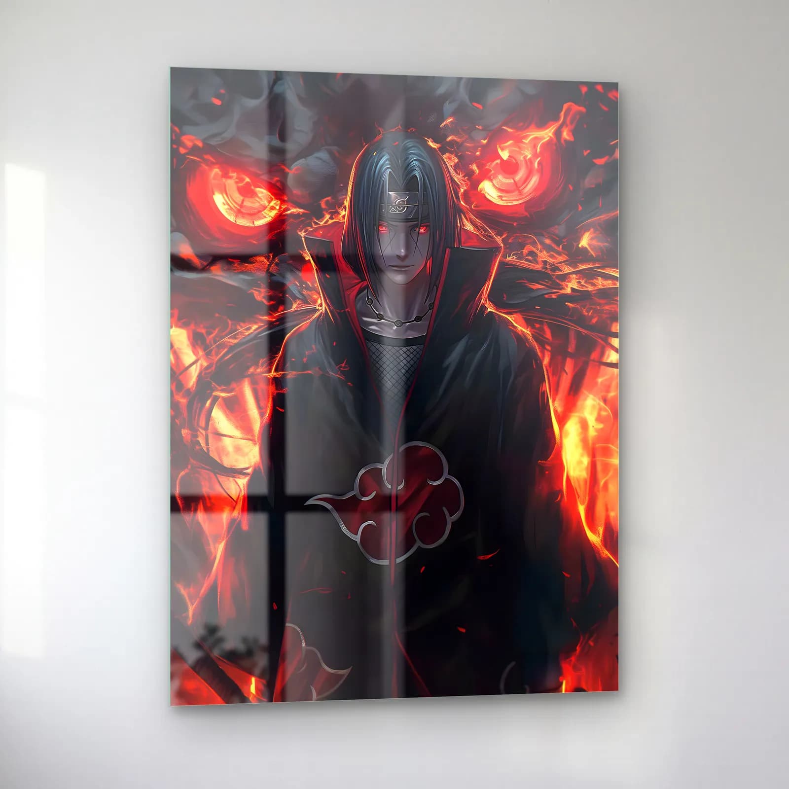 Akatsuki Pelerinli Itachi cam tablo — sol açıdan görünüm