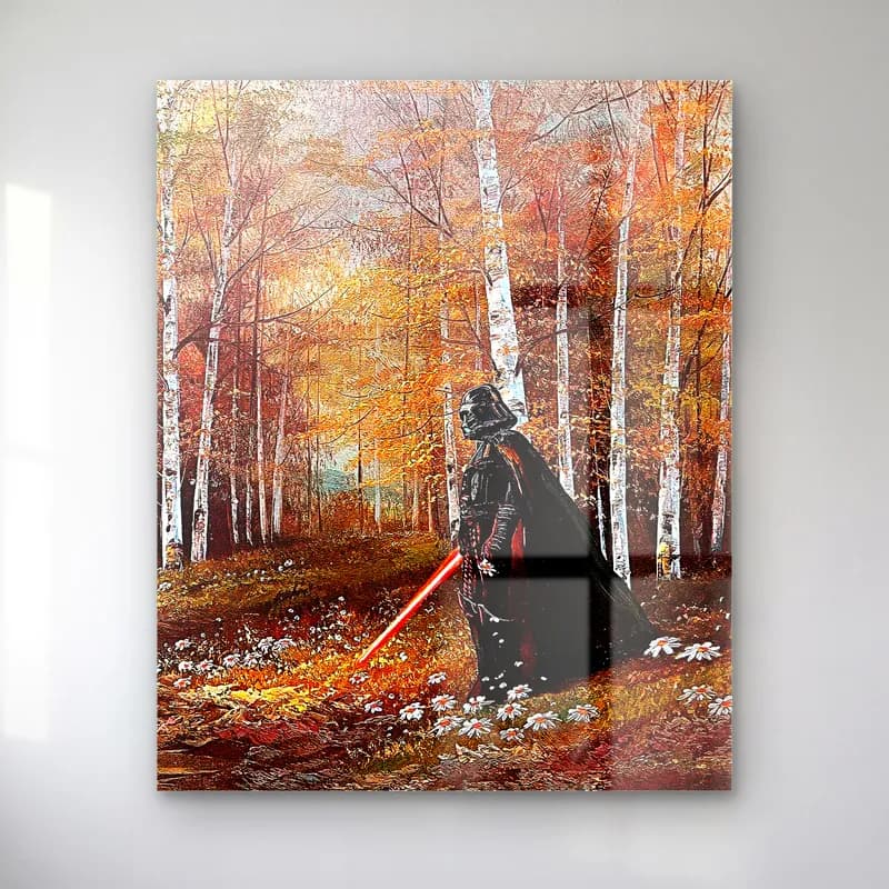 Sonbahar Ormanında Darth Vader cam tablo — Sarı yapraklı huş ormanı resminde kırmızı ışın kılıcı tutan Darth Vader